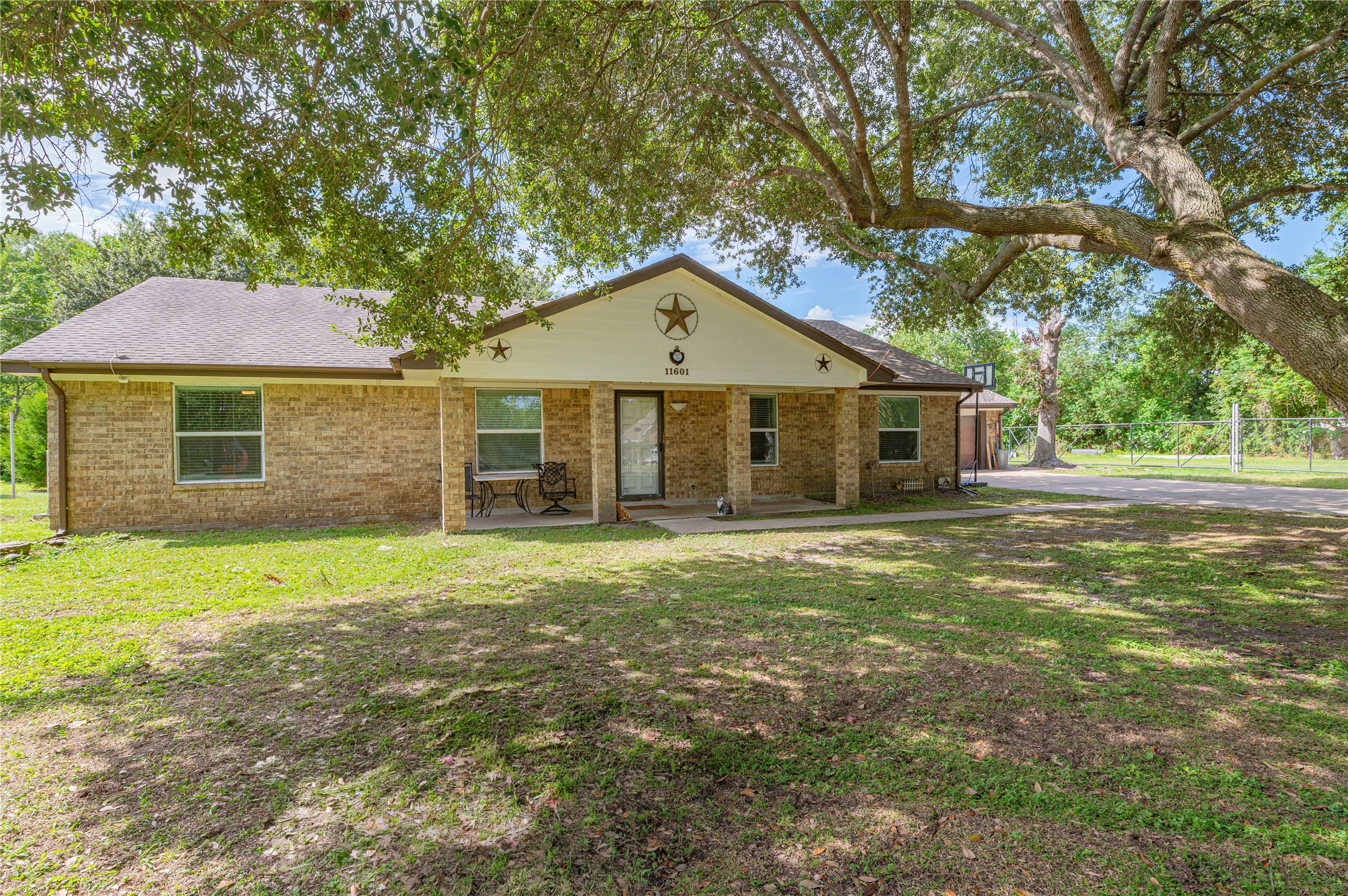 11601 28th Street Property Photo 5