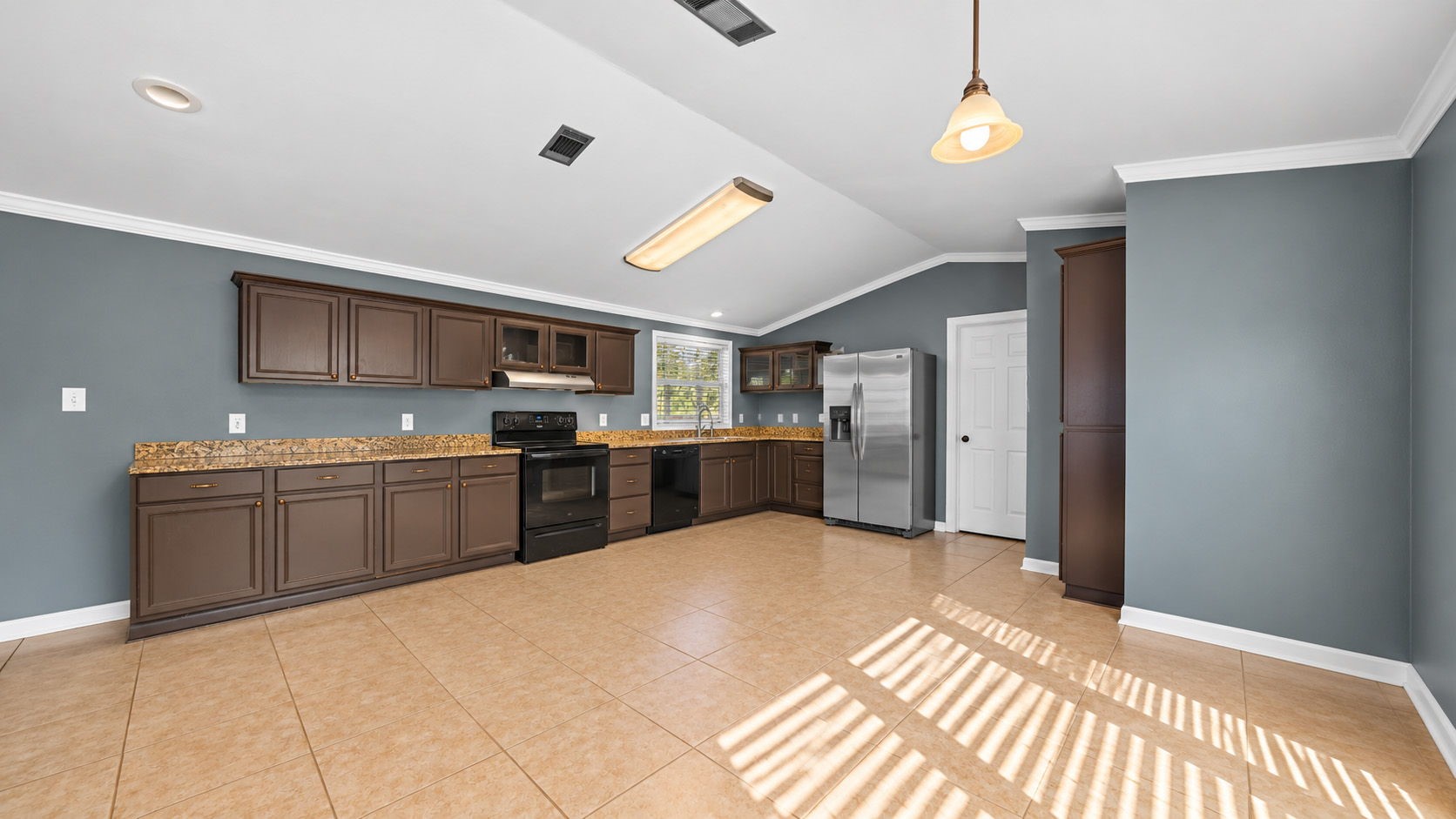 601 W Austin Street Property Photo 4