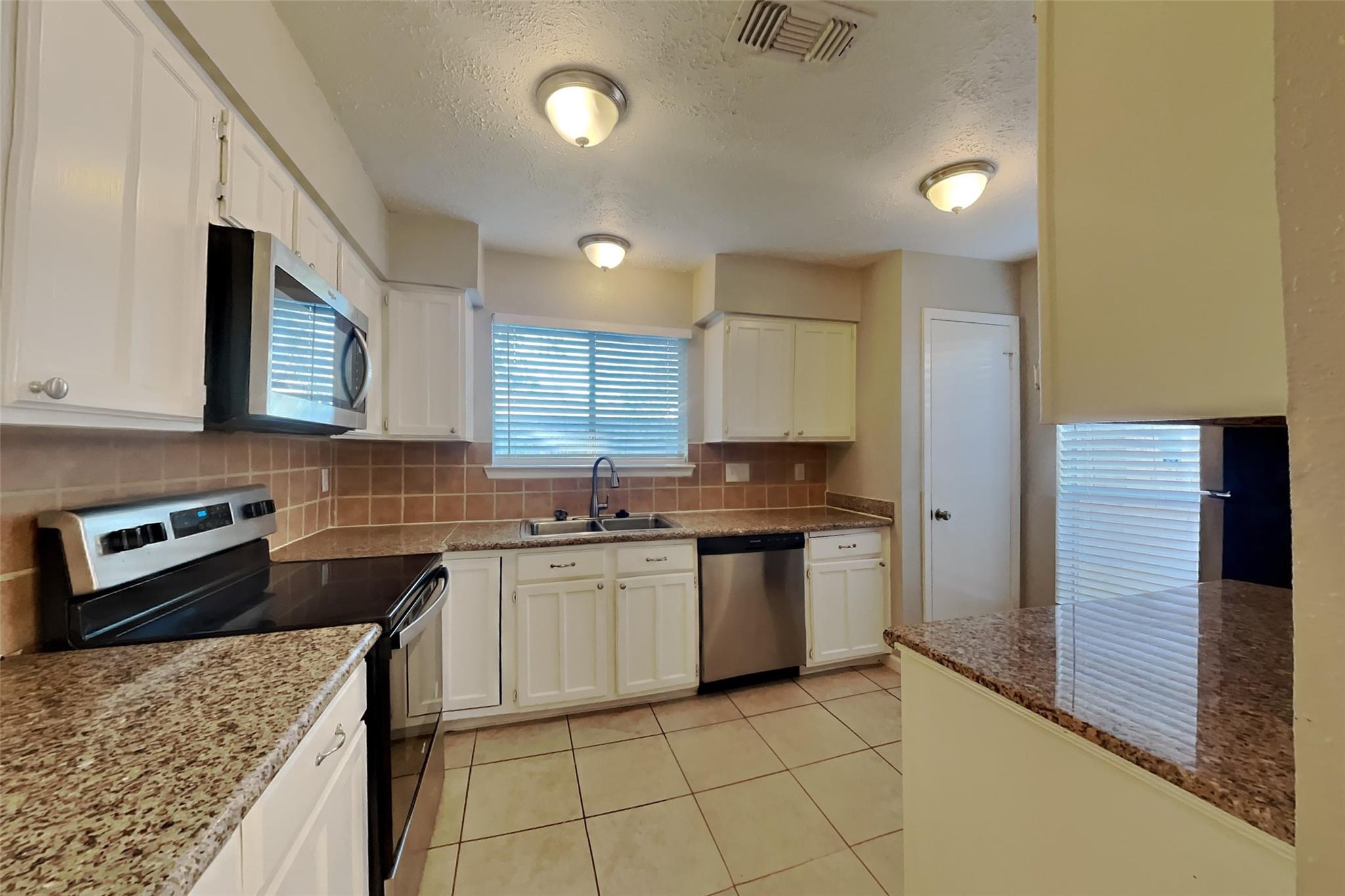 16731 Pebbleglen Drive Property Photo 6