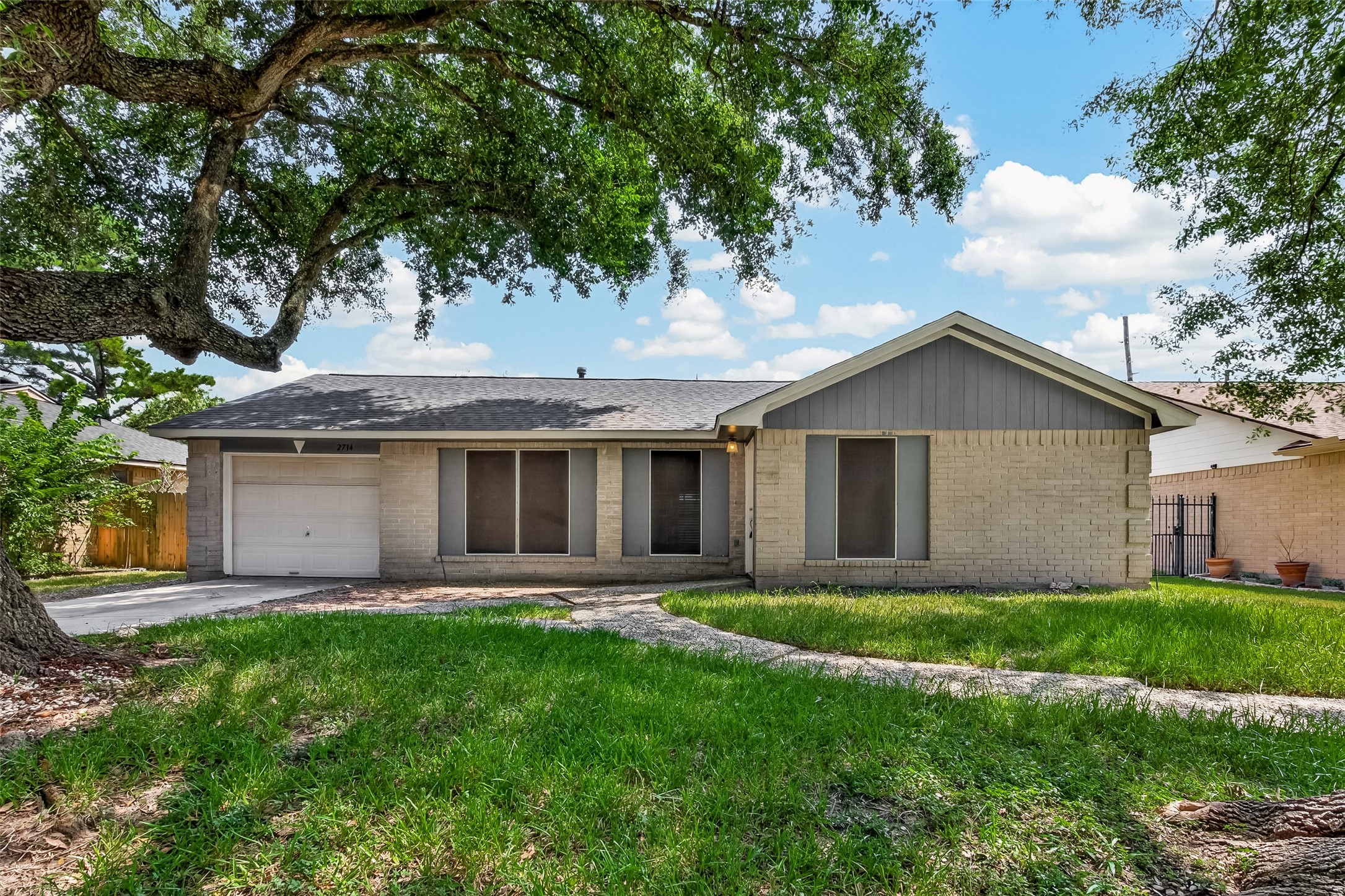 2714 S Brompton Drive Property Photo 3