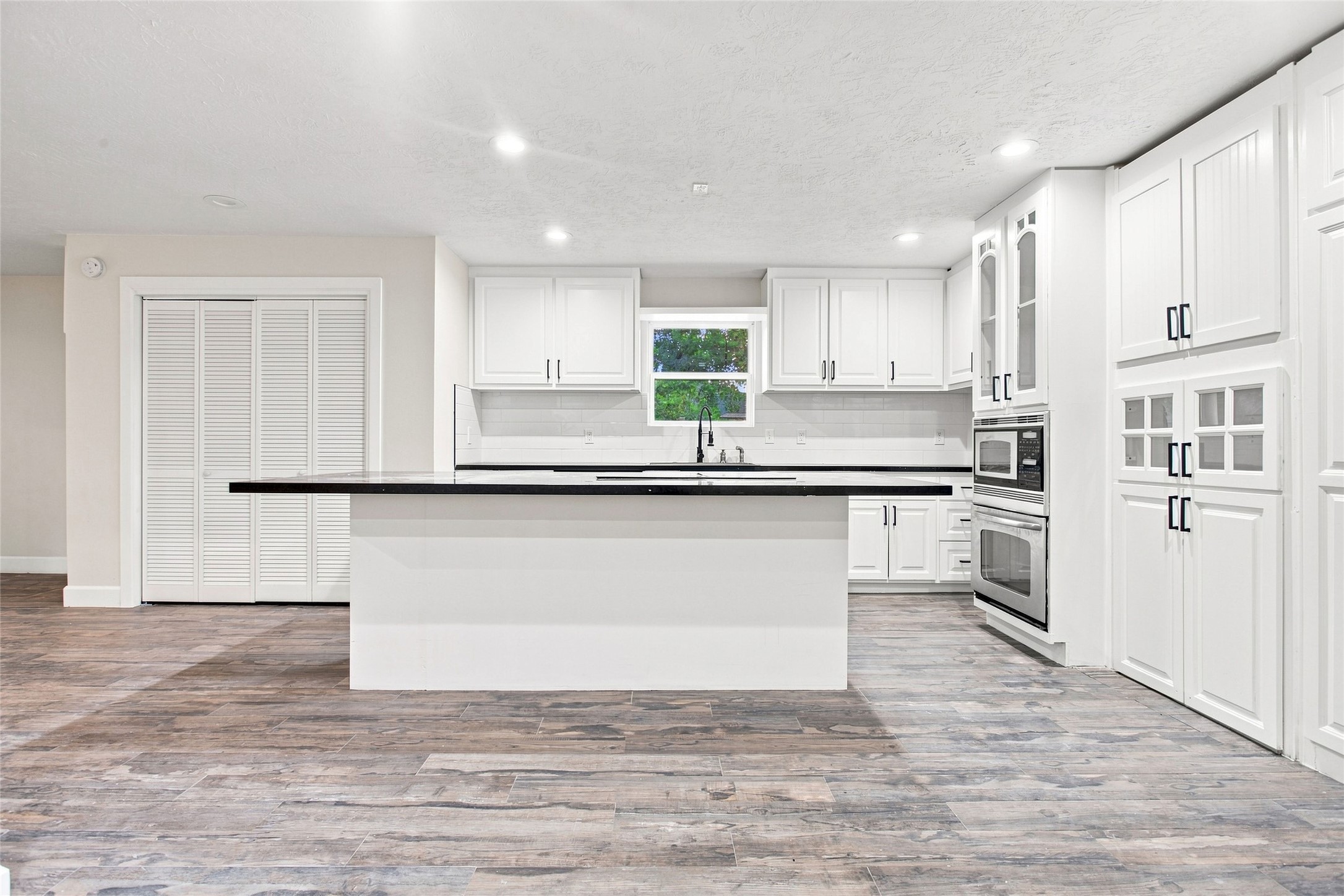 9915 Baronshire Round Property Photo 5