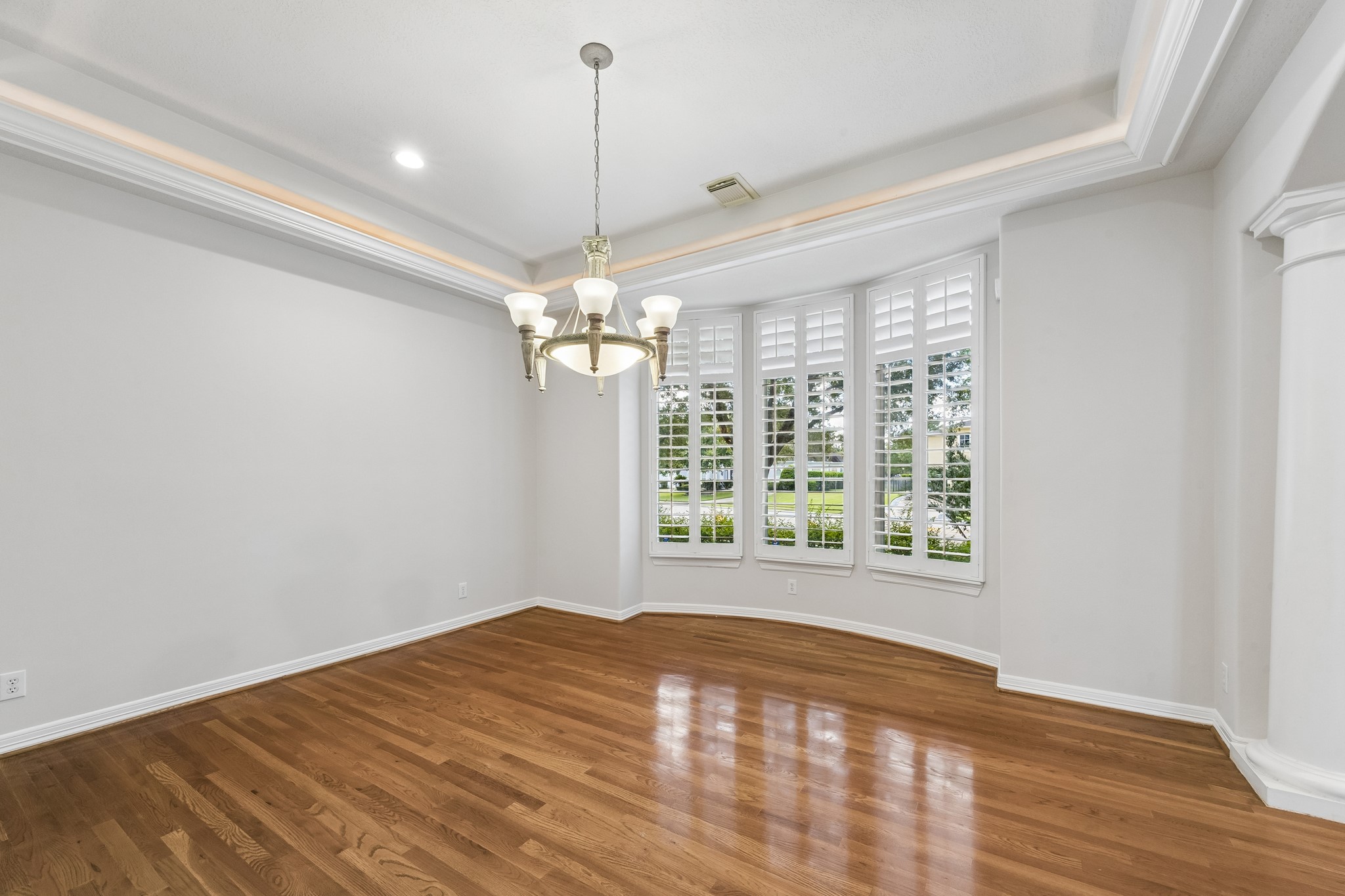 2731 Lakecrest Drive Property Photo 4
