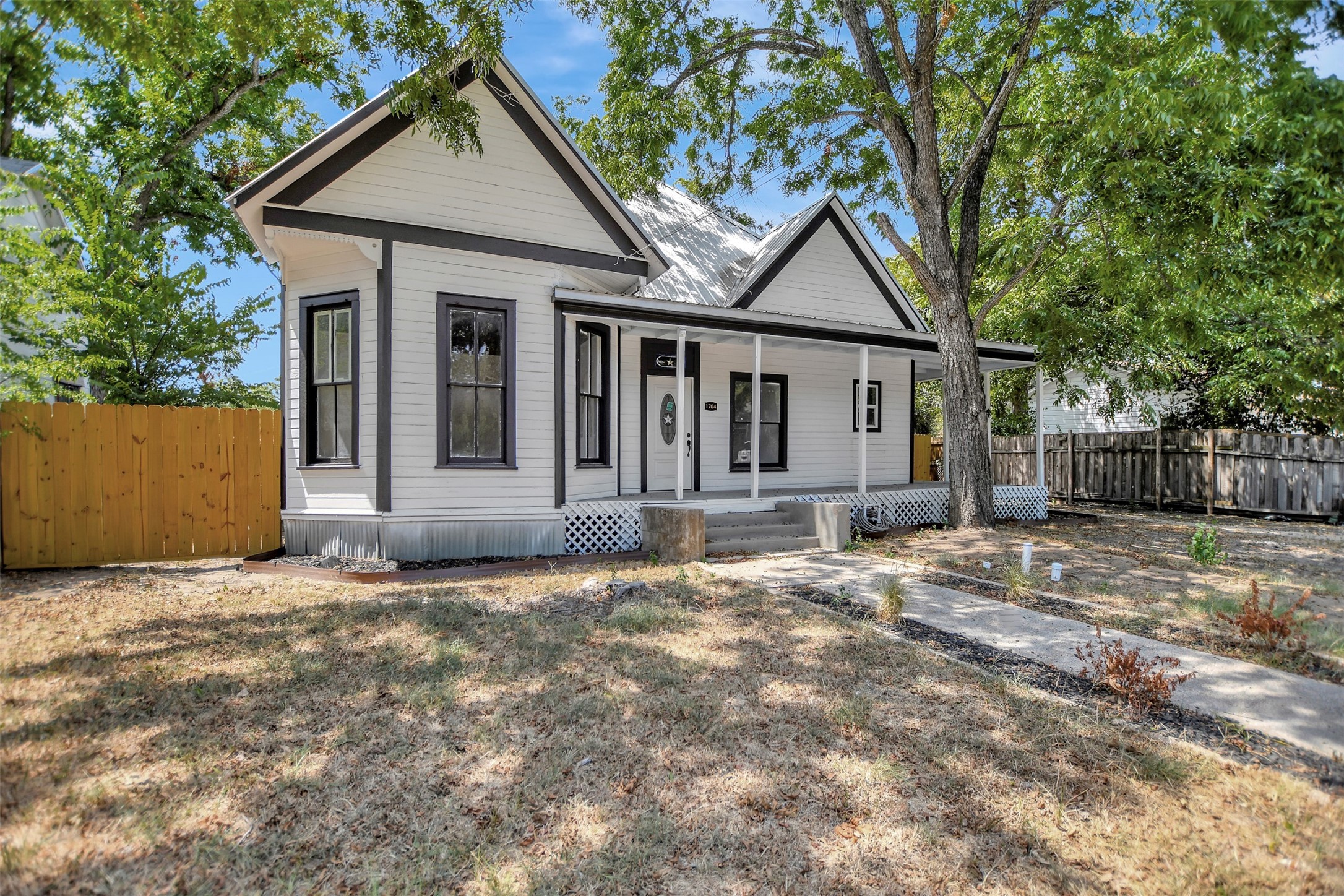 1704 N Houston Avenue Property Photo 2