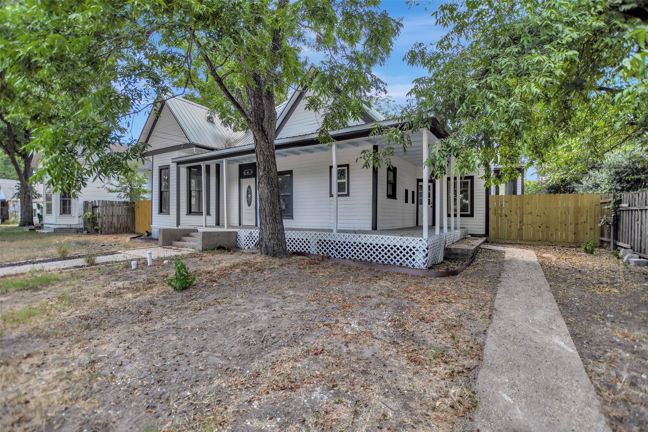 1704 N Houston Avenue Property Photo 3