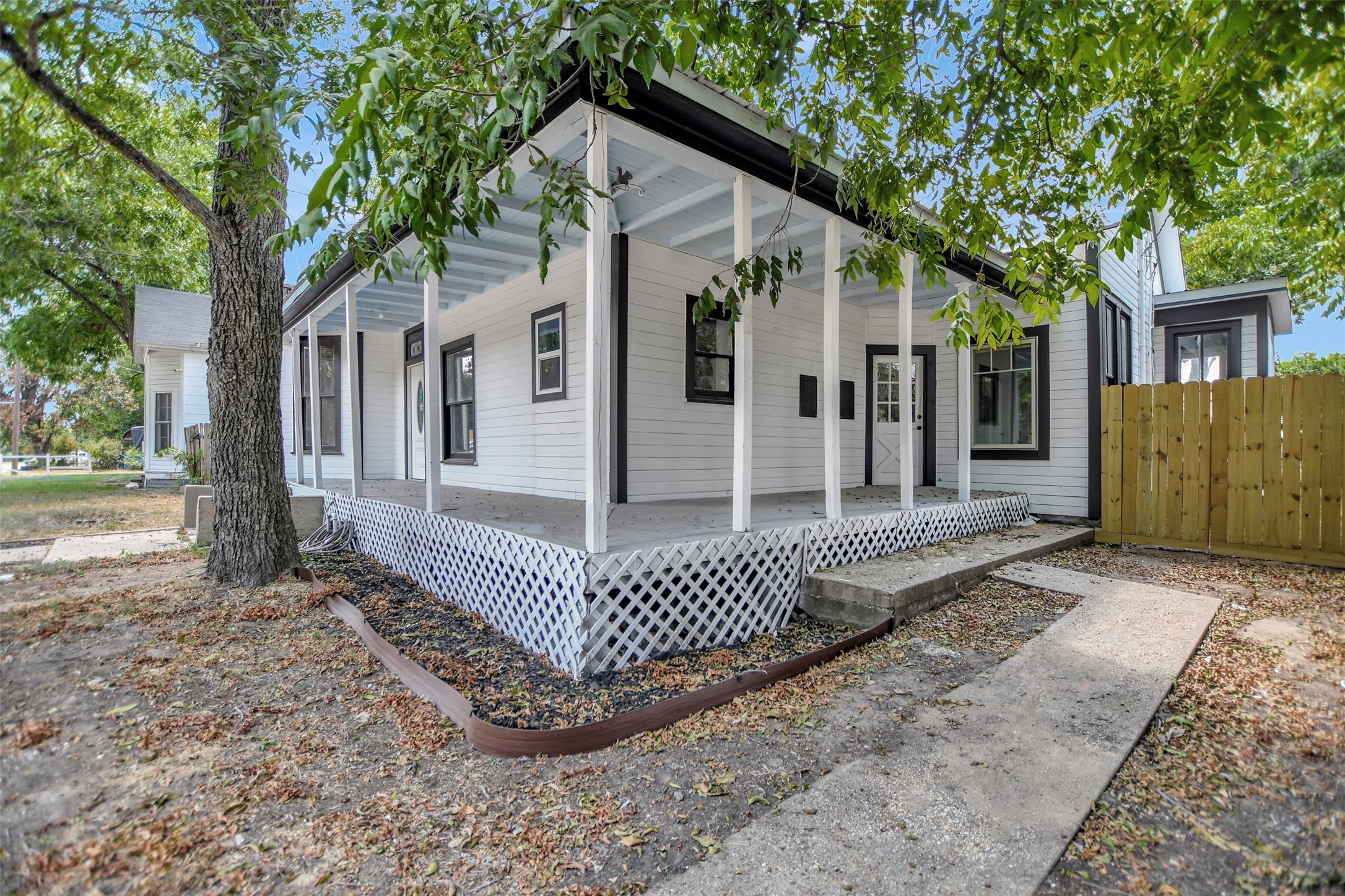 1704 N Houston Avenue Property Photo 4