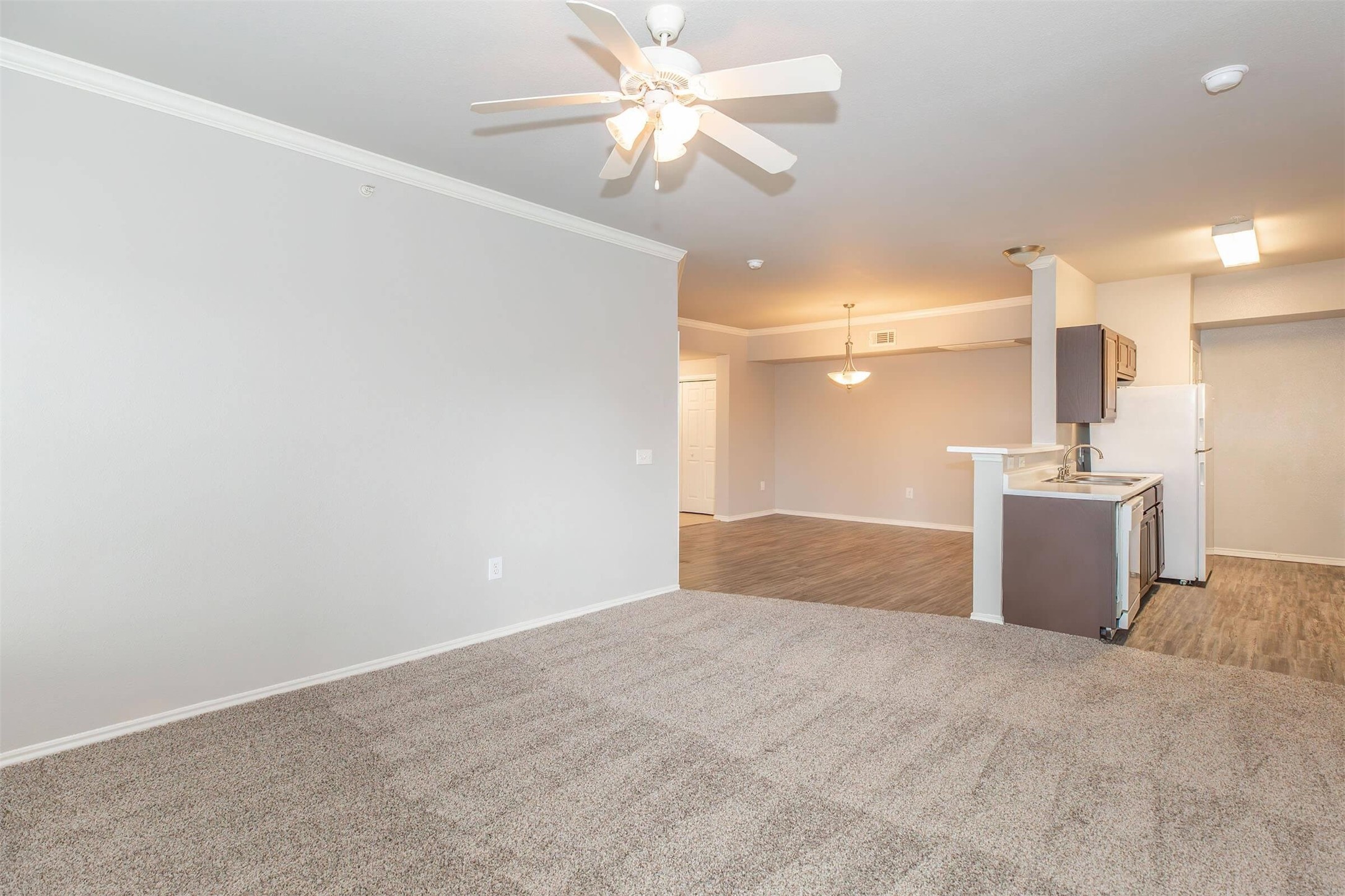 400 E Cypress Creek Rd Property Photo 11