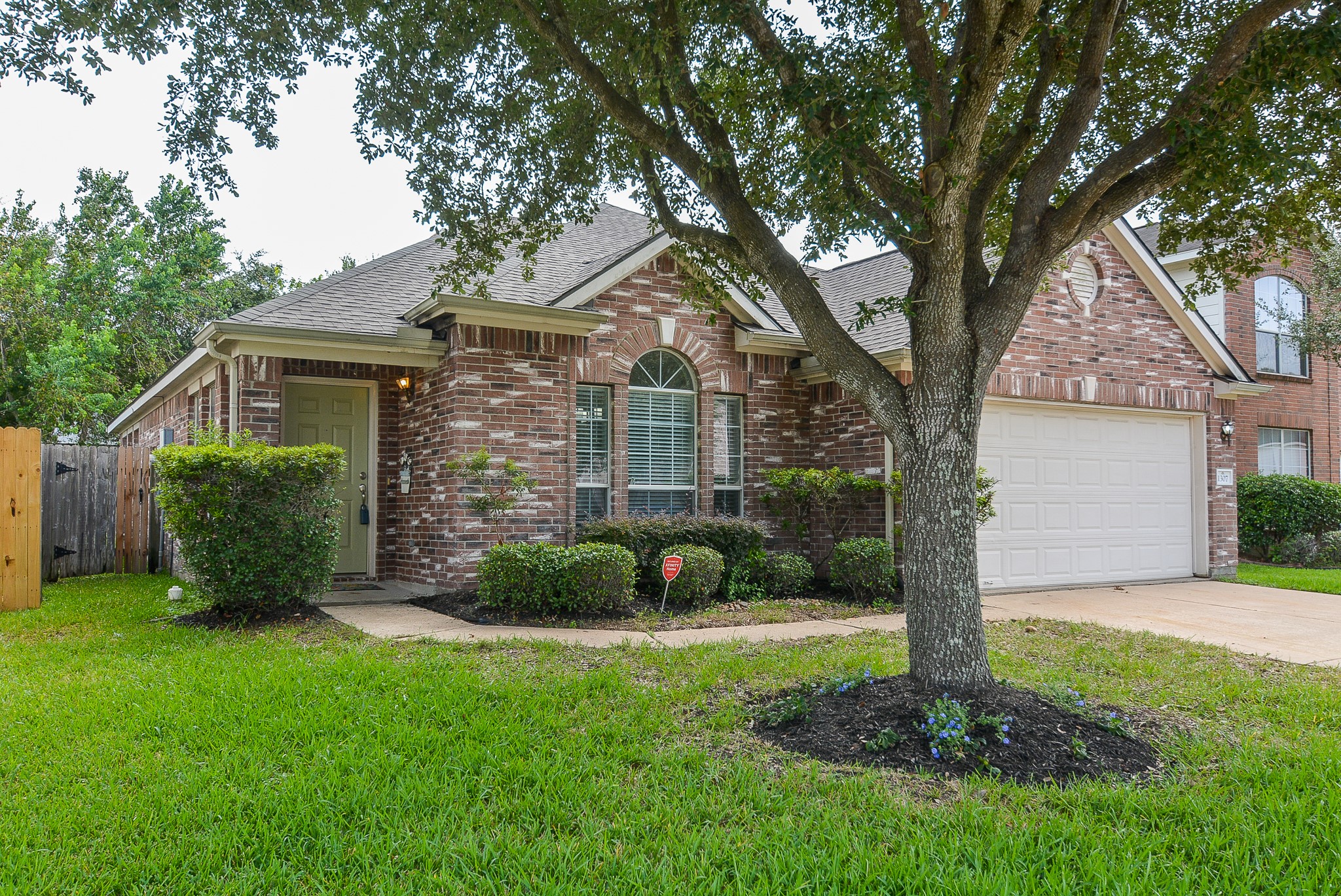 1307 E April Rain Court Property Photo 2