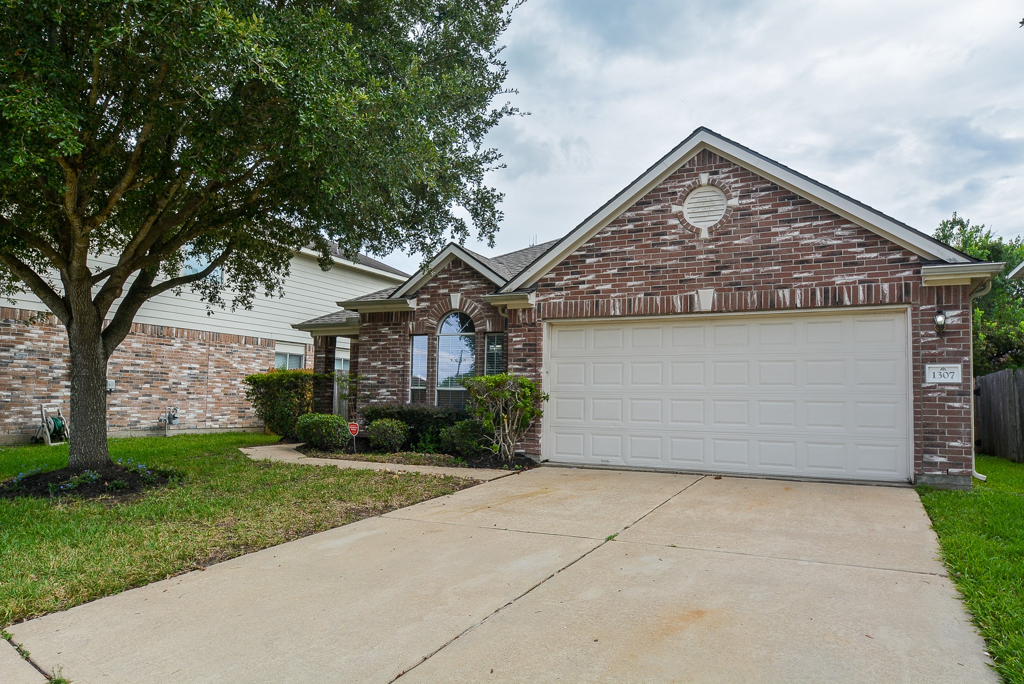 1307 E April Rain Court Property Photo 3