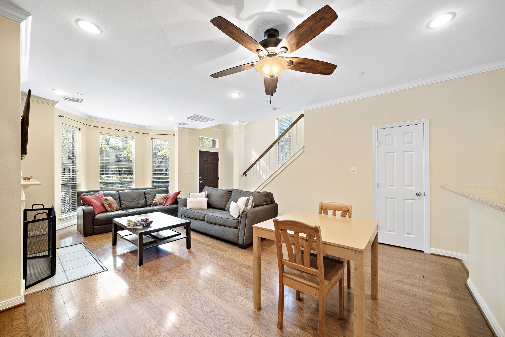90 Mcgowen St Property Photo 6