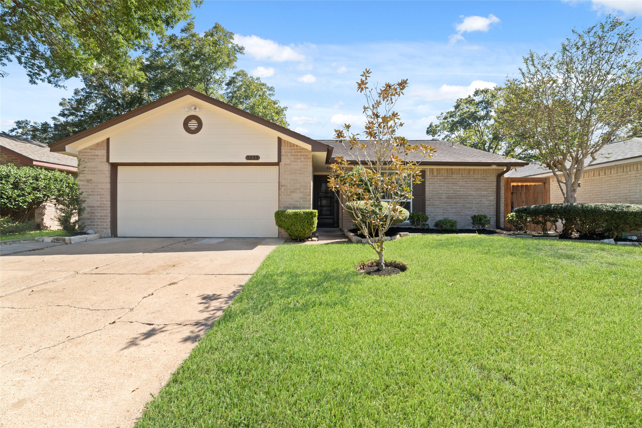 7235 Londres Drive Property Photo 1