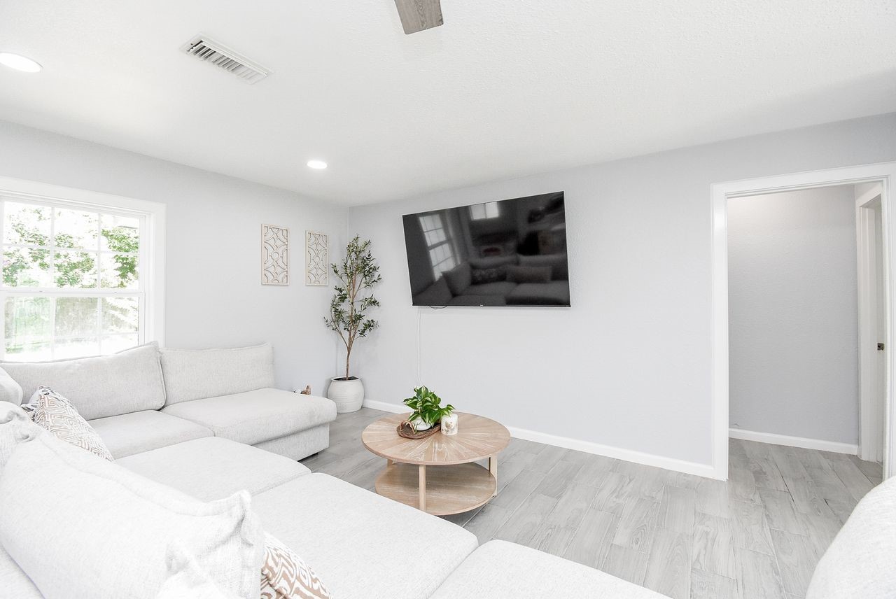 1119 Regal Street Property Photo 3
