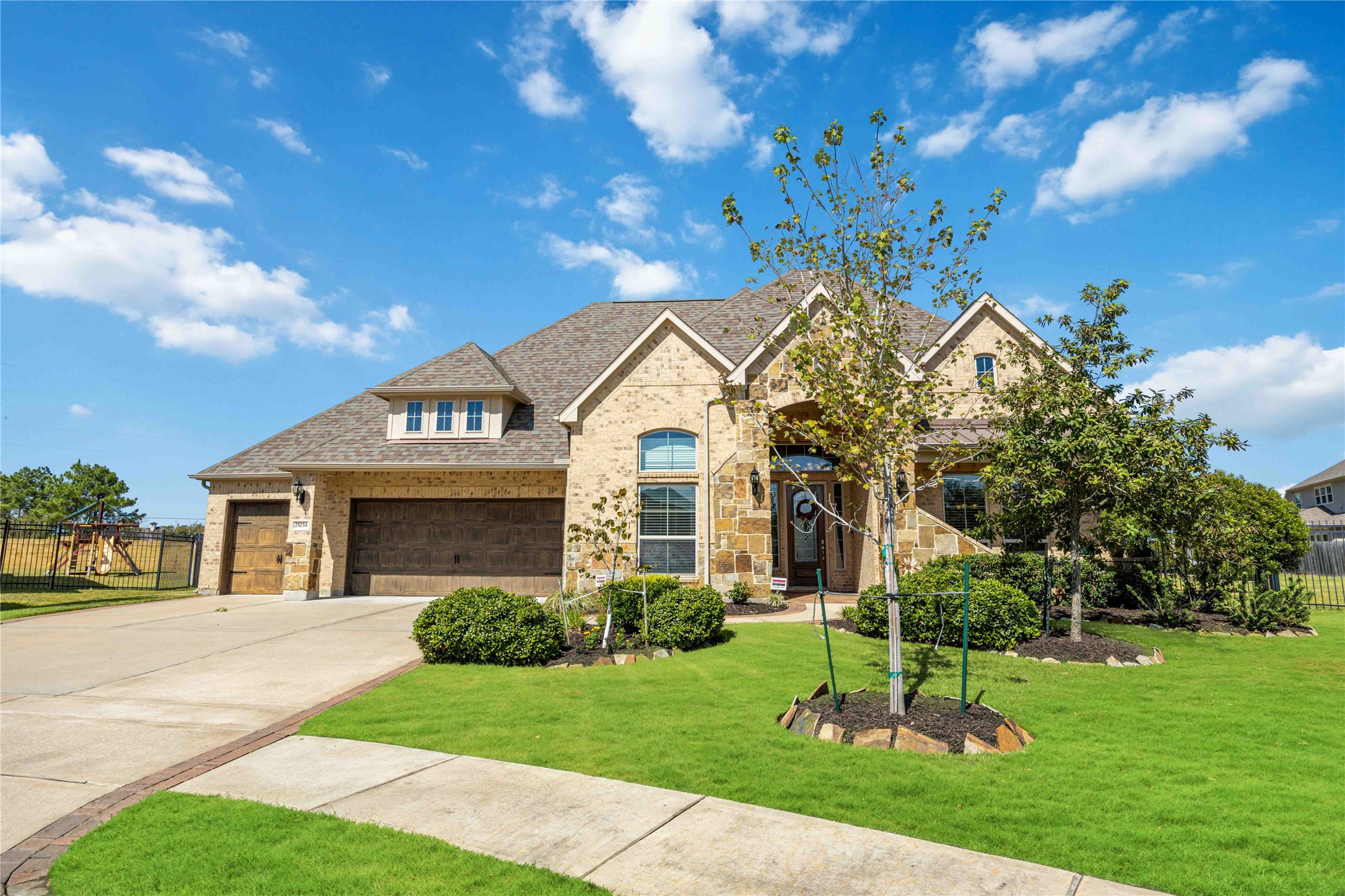 25034 Jennifer Heights Court Property Photo 2