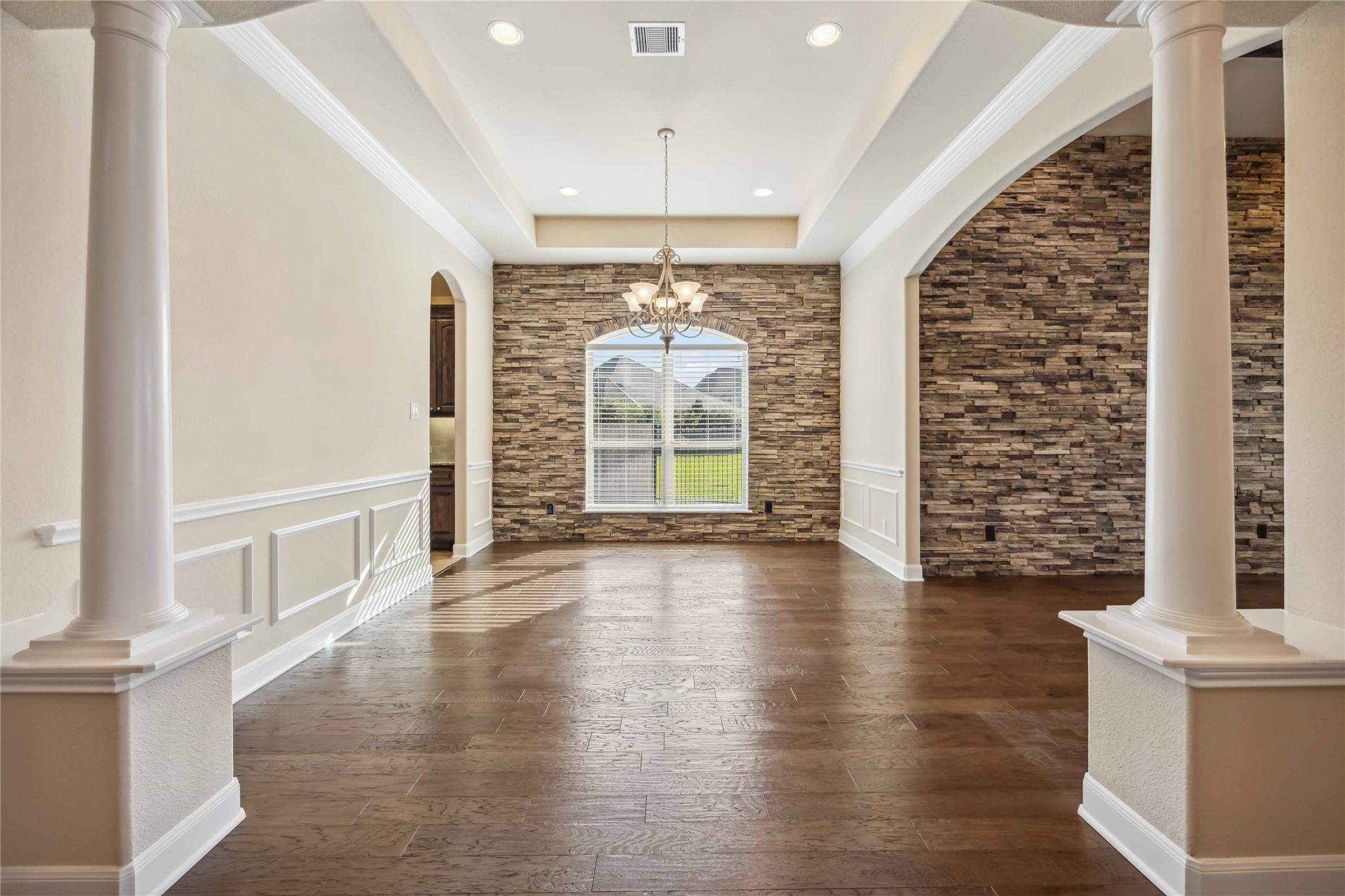 25034 Jennifer Heights Court Property Photo 4