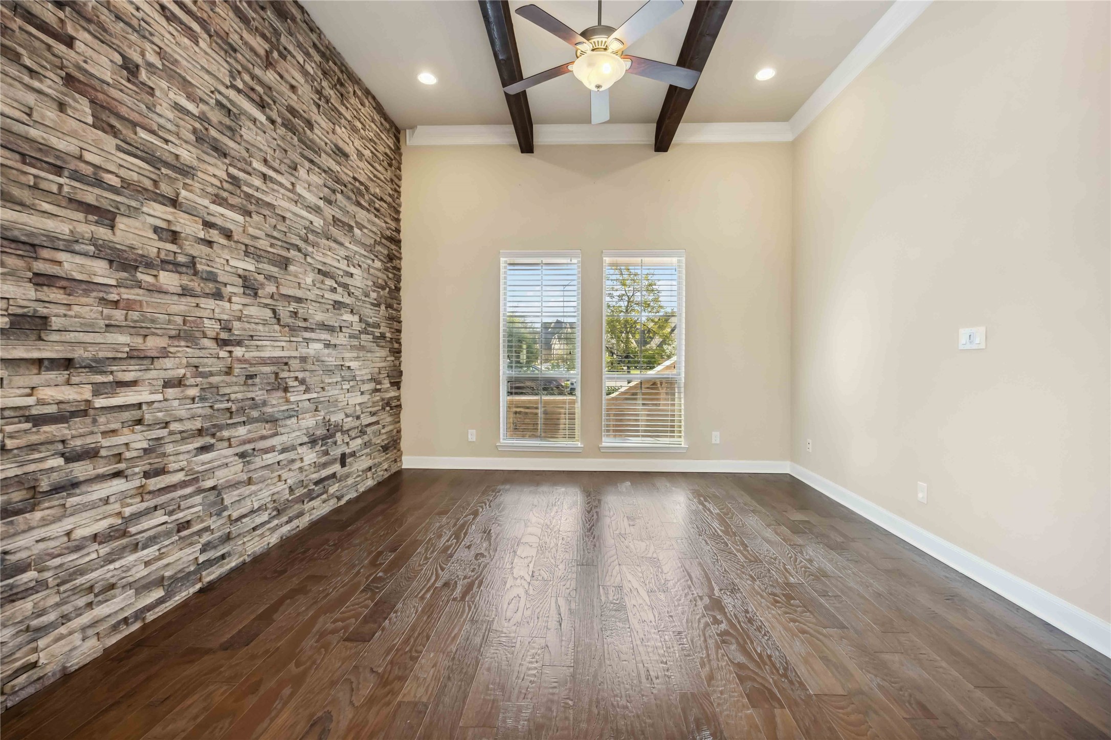 25034 Jennifer Heights Court Property Photo 6