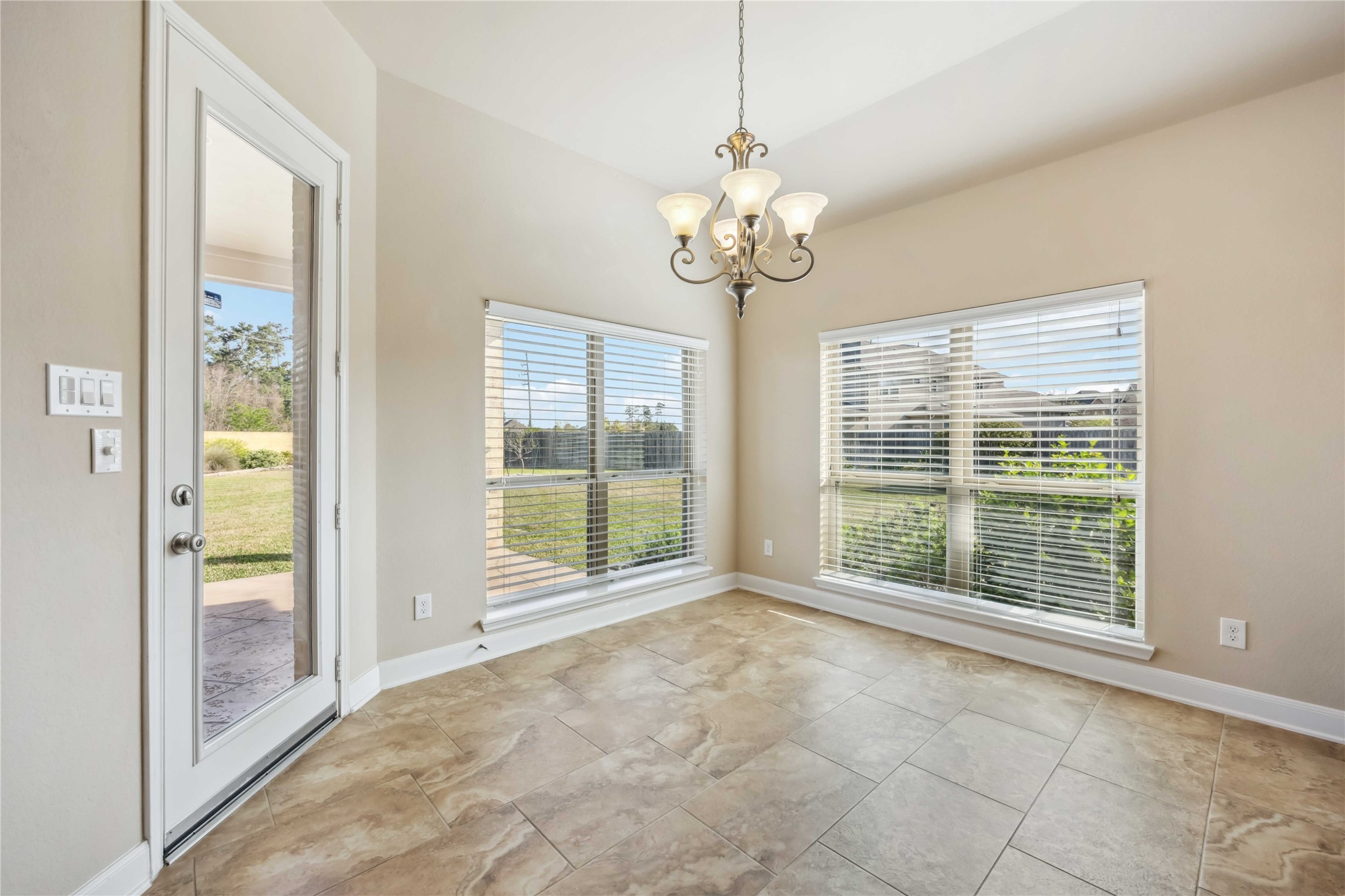25034 Jennifer Heights Court Property Photo 22