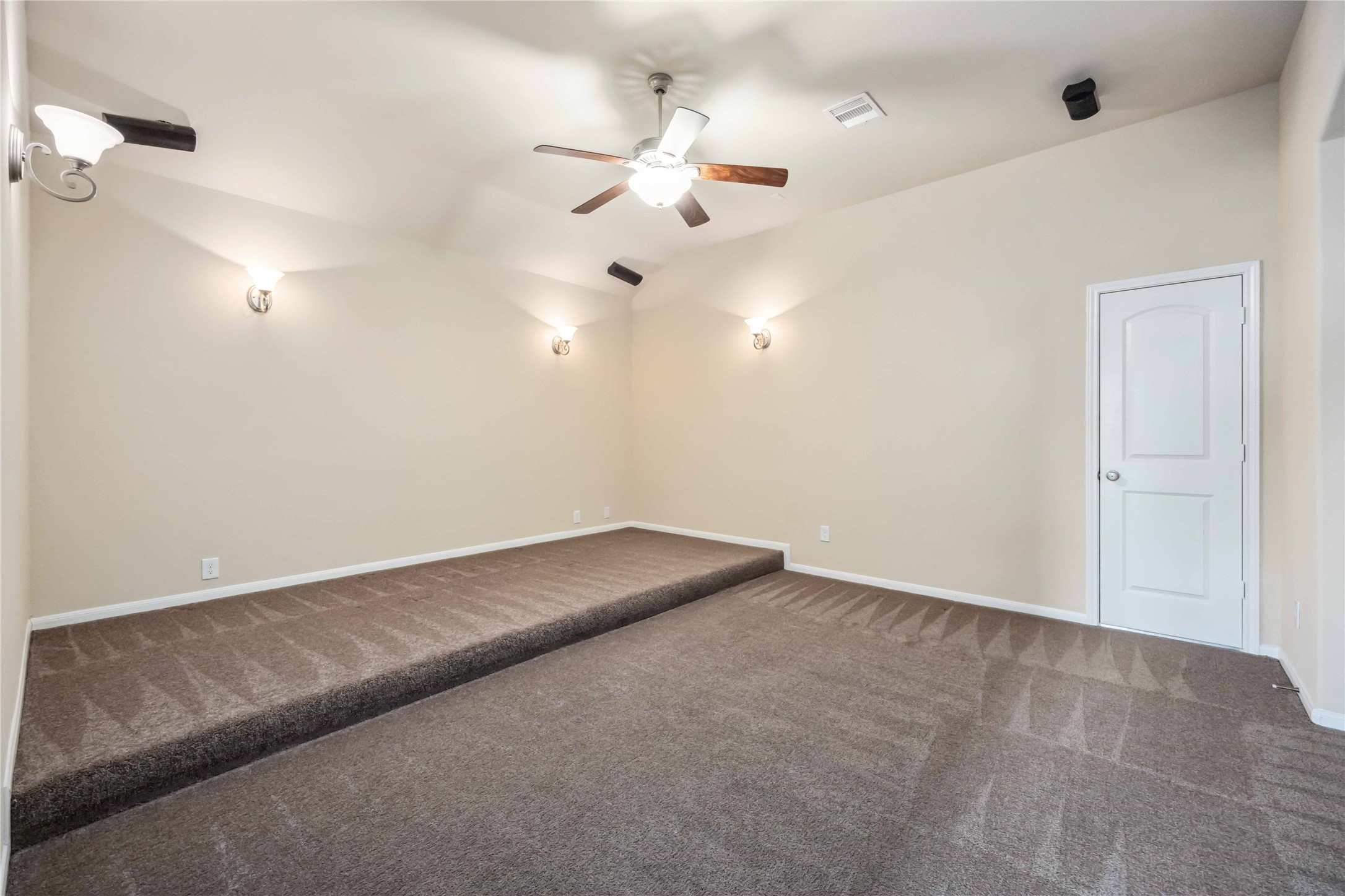 25034 Jennifer Heights Court Property Photo 32