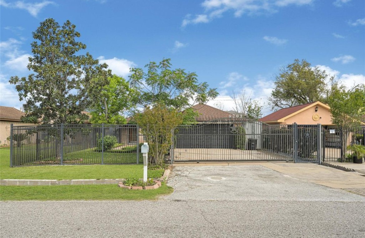 9208 Carousel Lane Property Photo 1