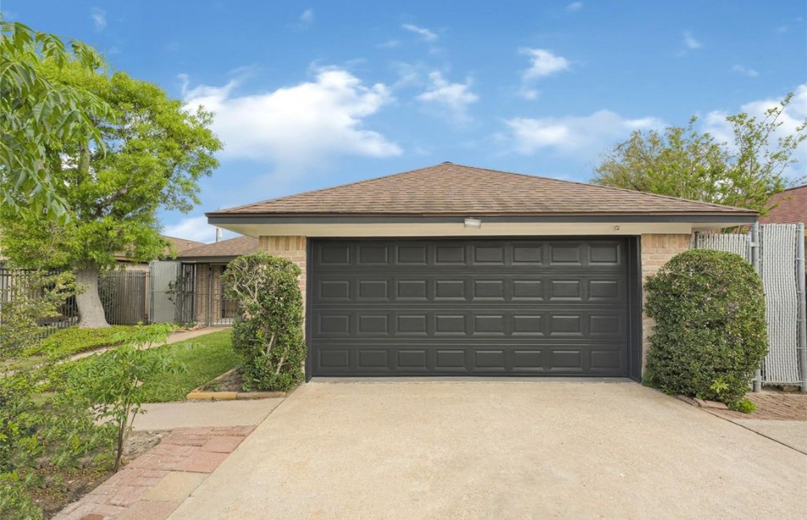 9208 Carousel Lane Property Photo 3