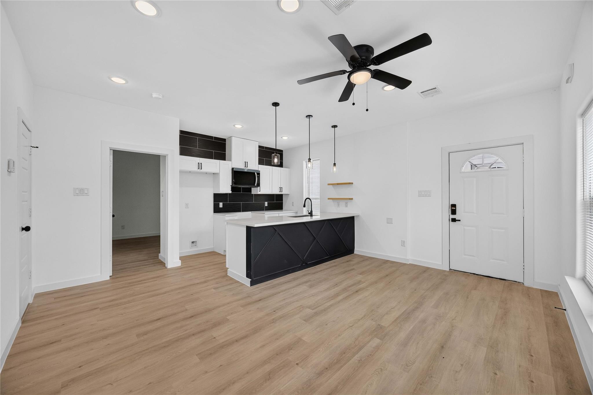 8210 Sterlingshire Street, Houston Tx 77078 Property Photo 4