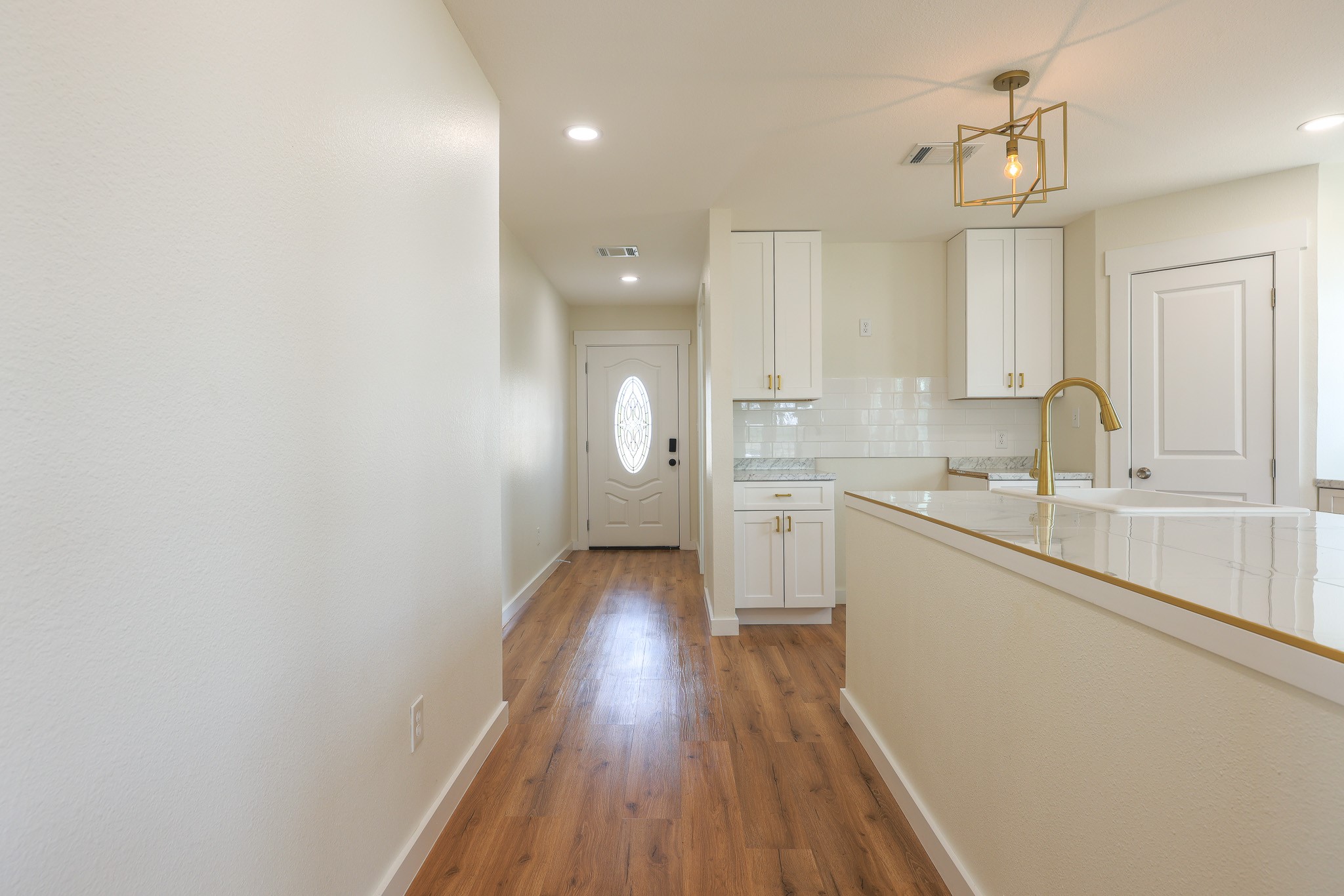 228 5914-10 Property Photo 6