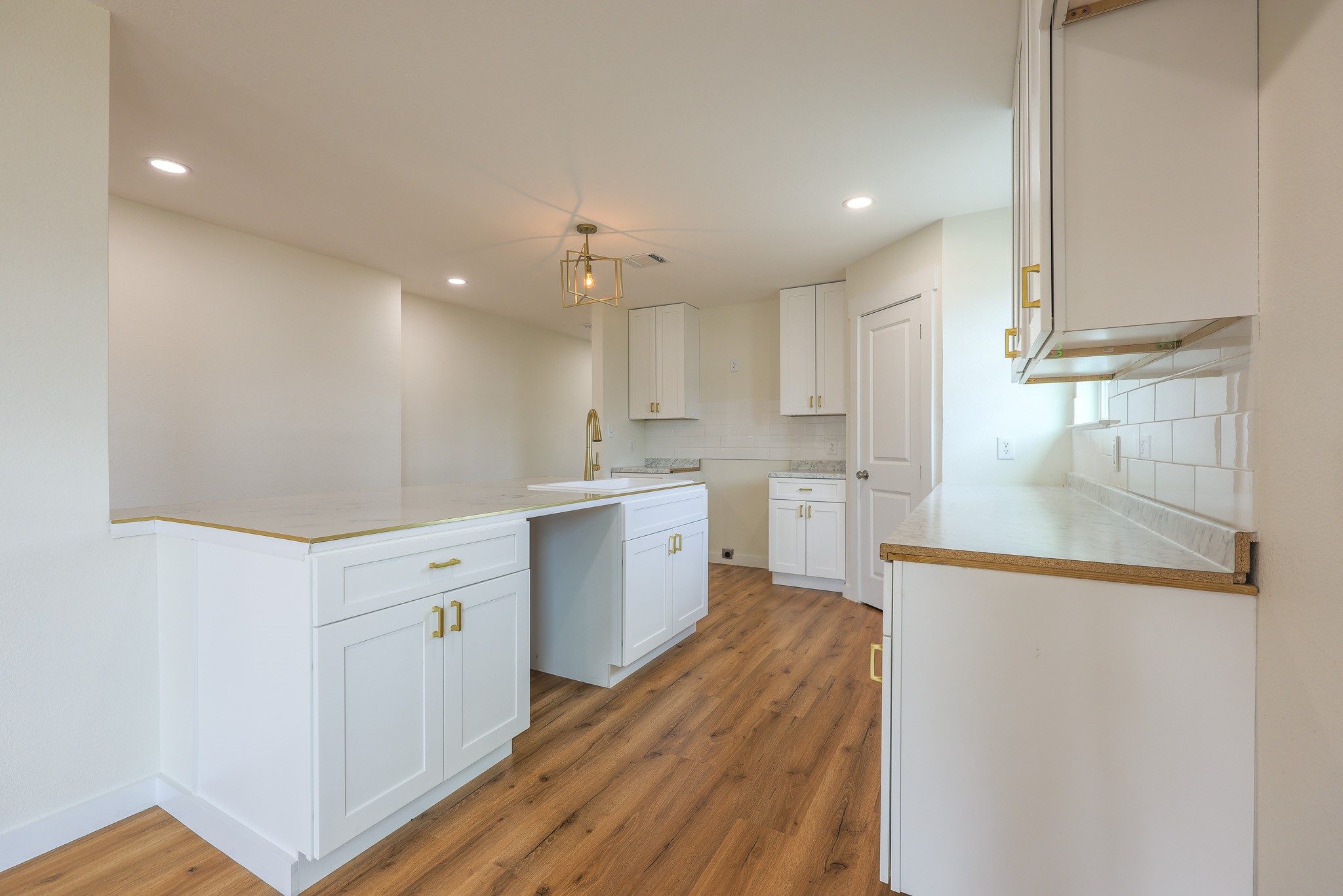228 5914-10 Property Photo 9