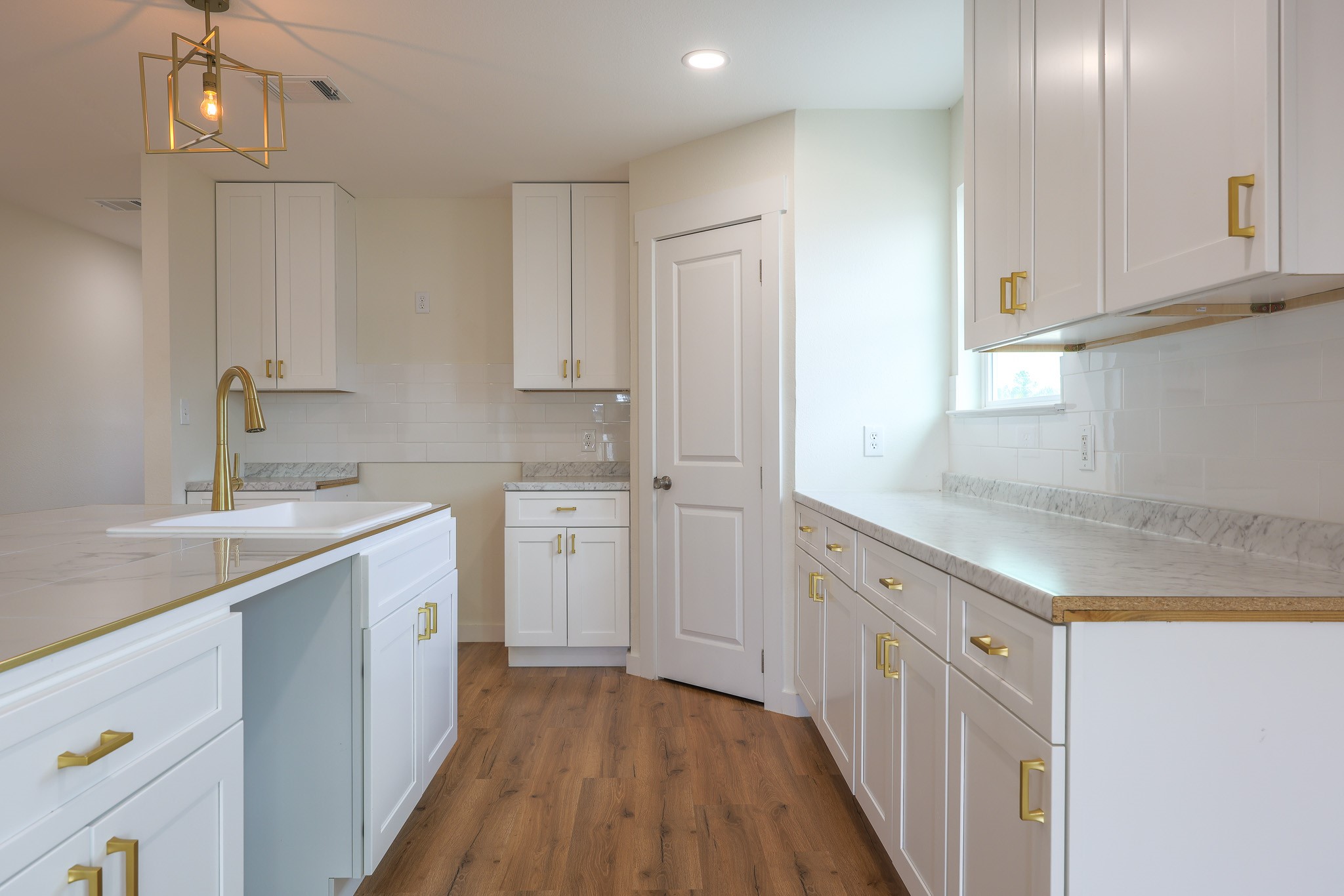 228 5914-10 Property Photo 11
