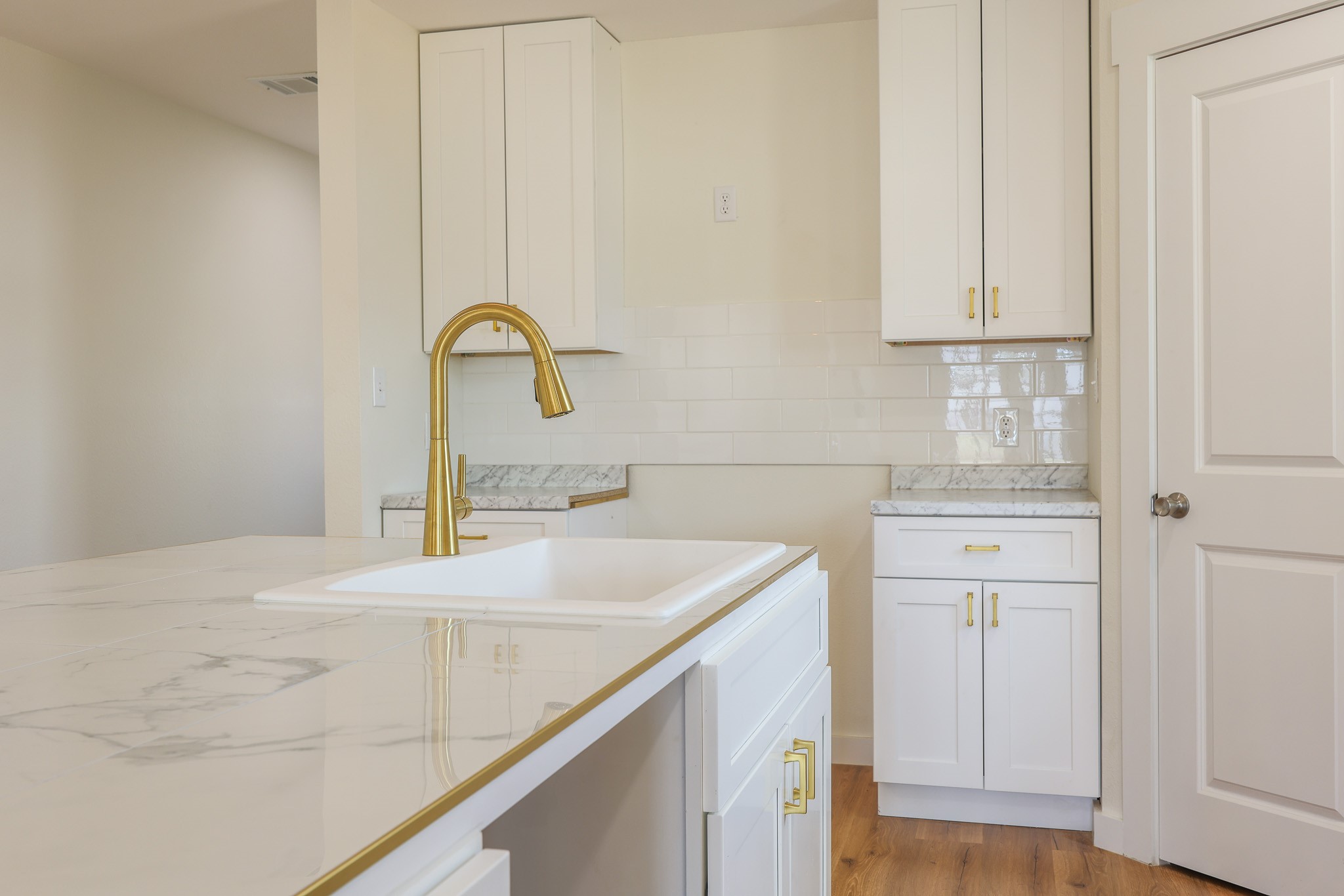 228 5914-10 Property Photo 12