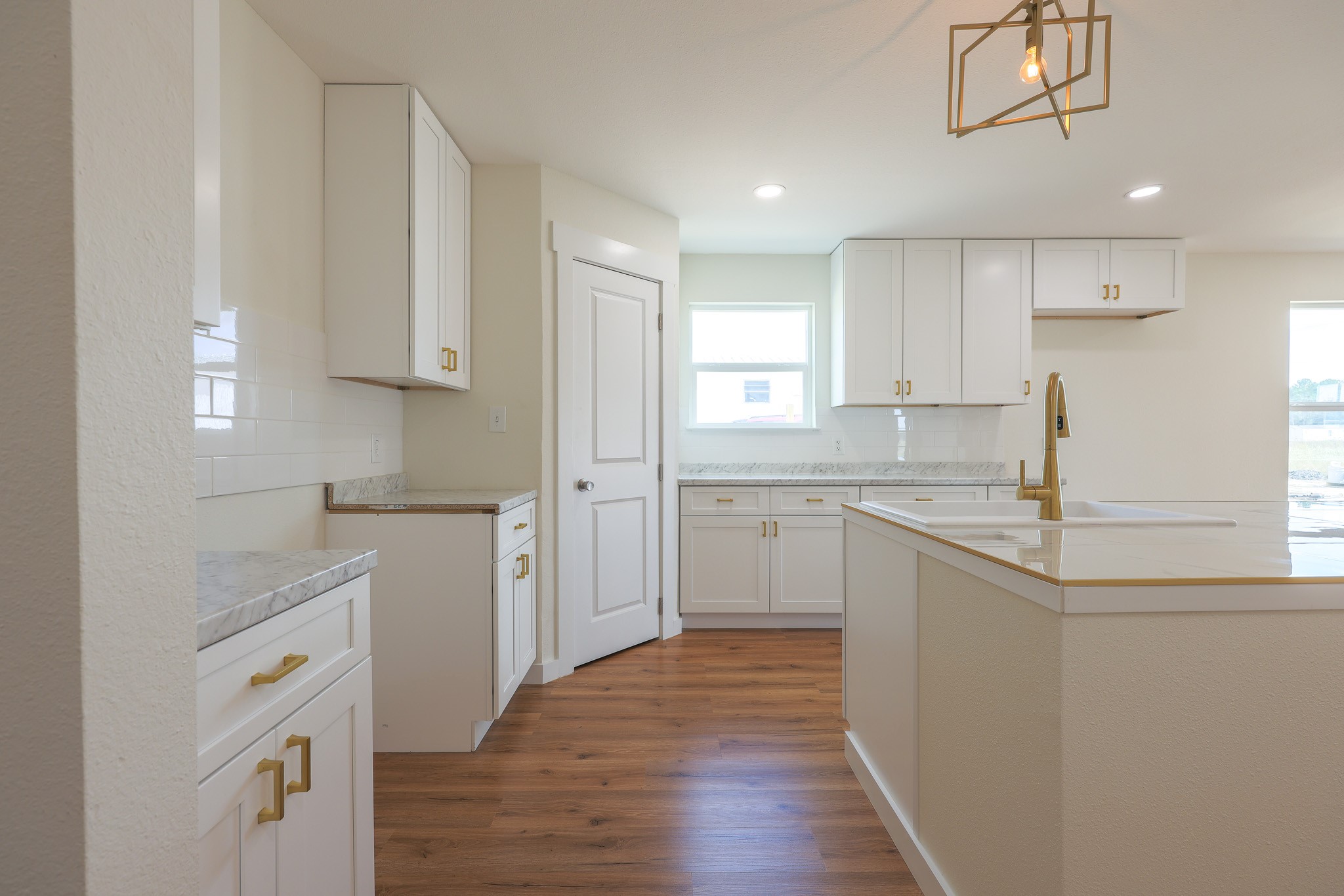 228 5914-10 Property Photo 14