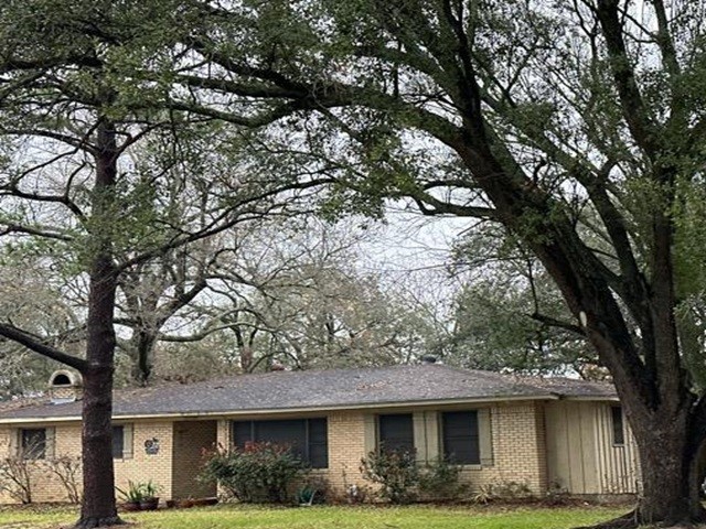 2109 Oaks Drive Property Photo 4