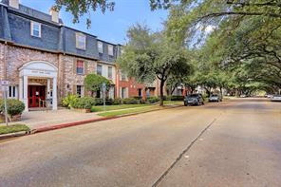 351 N Post Oak Lane 715 Property Photo 1
