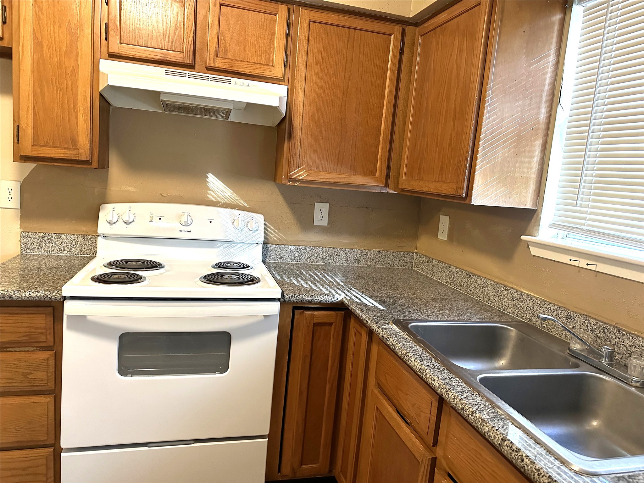 614 Live Oak Drive Property Photo 3