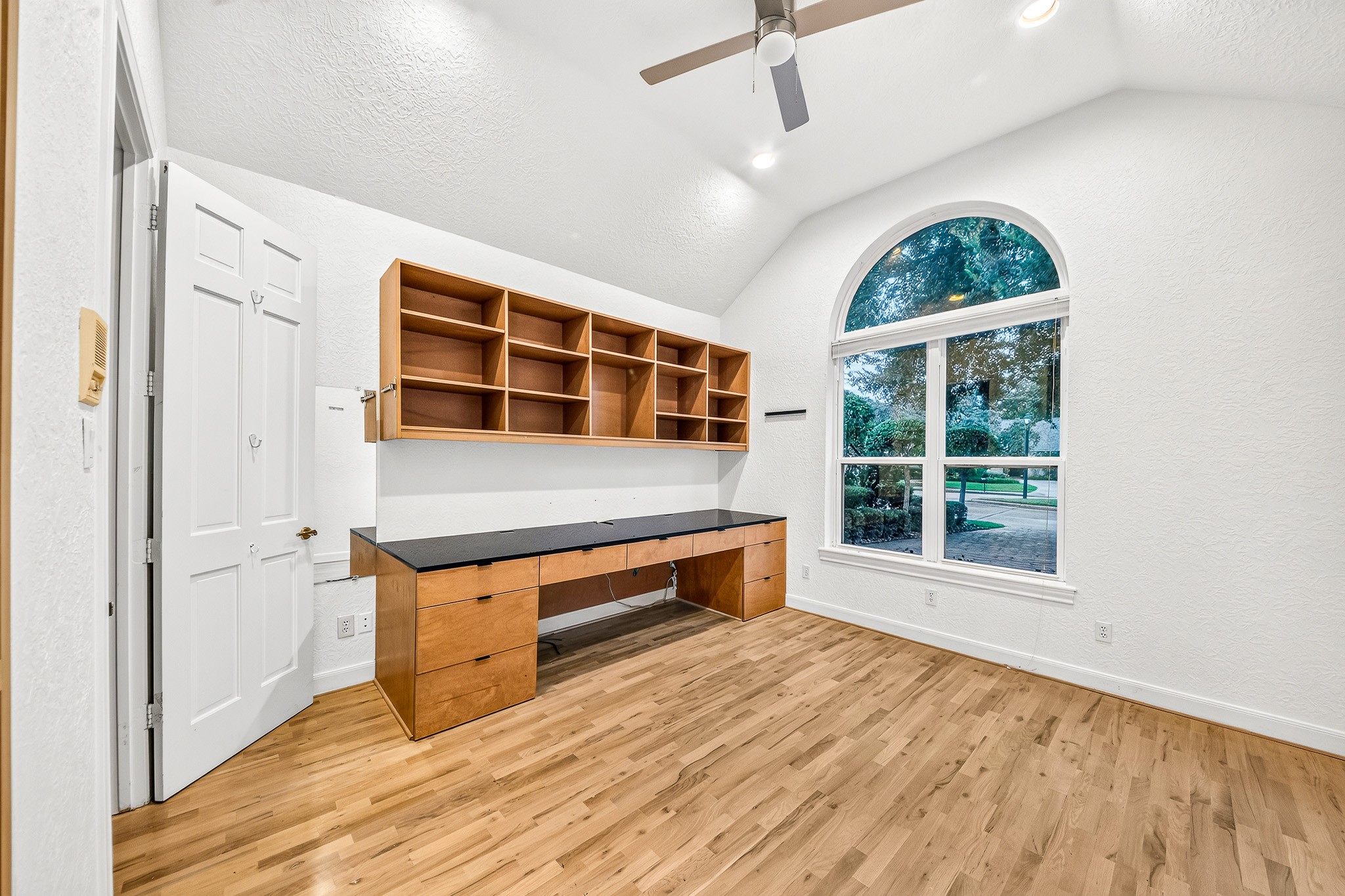 407 Lakeside Boulevard Property Photo 12