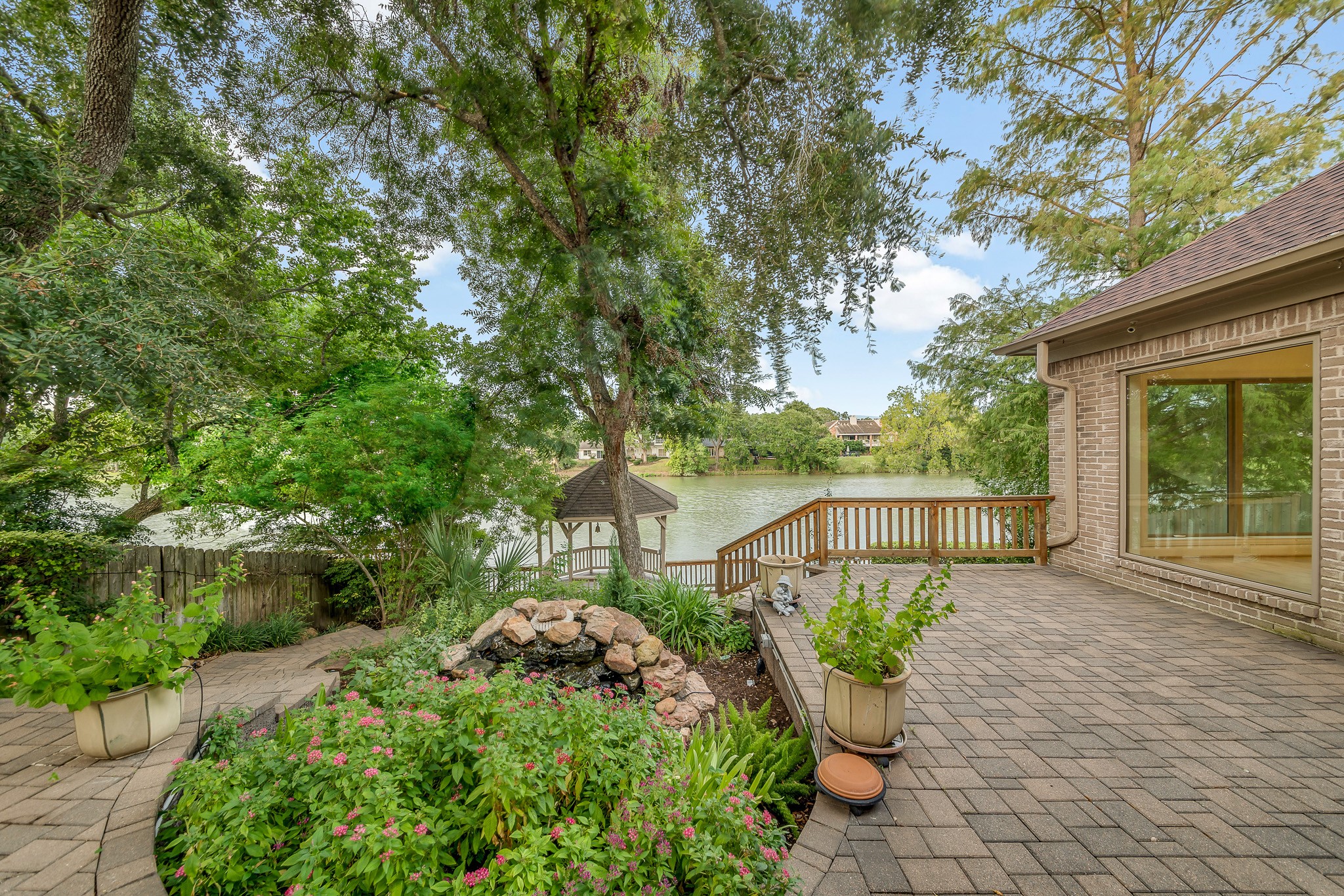 407 Lakeside Boulevard Property Photo 21
