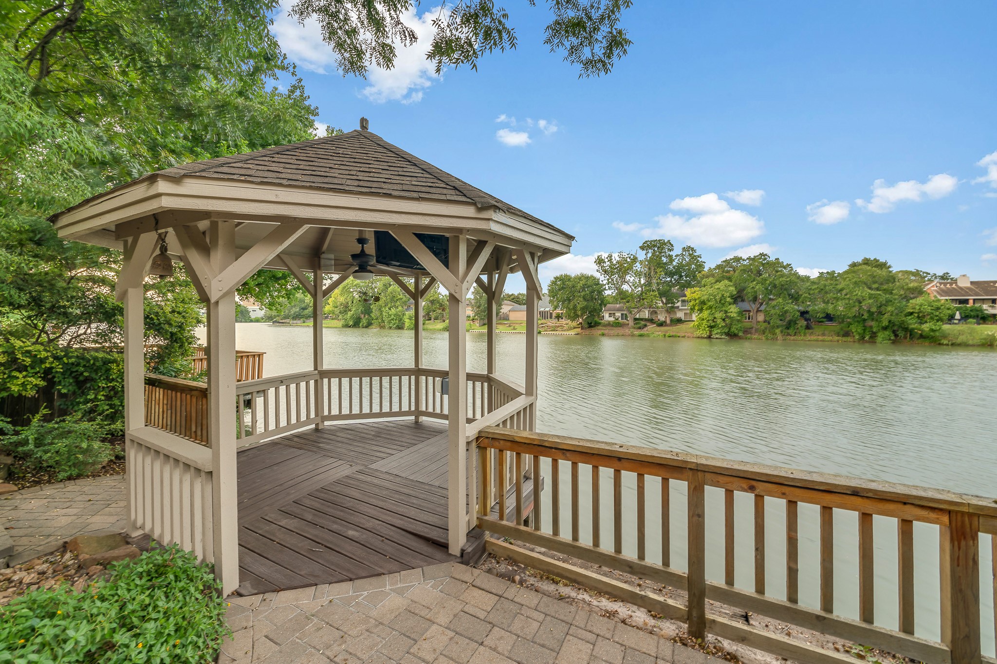 407 Lakeside Boulevard Property Photo 22