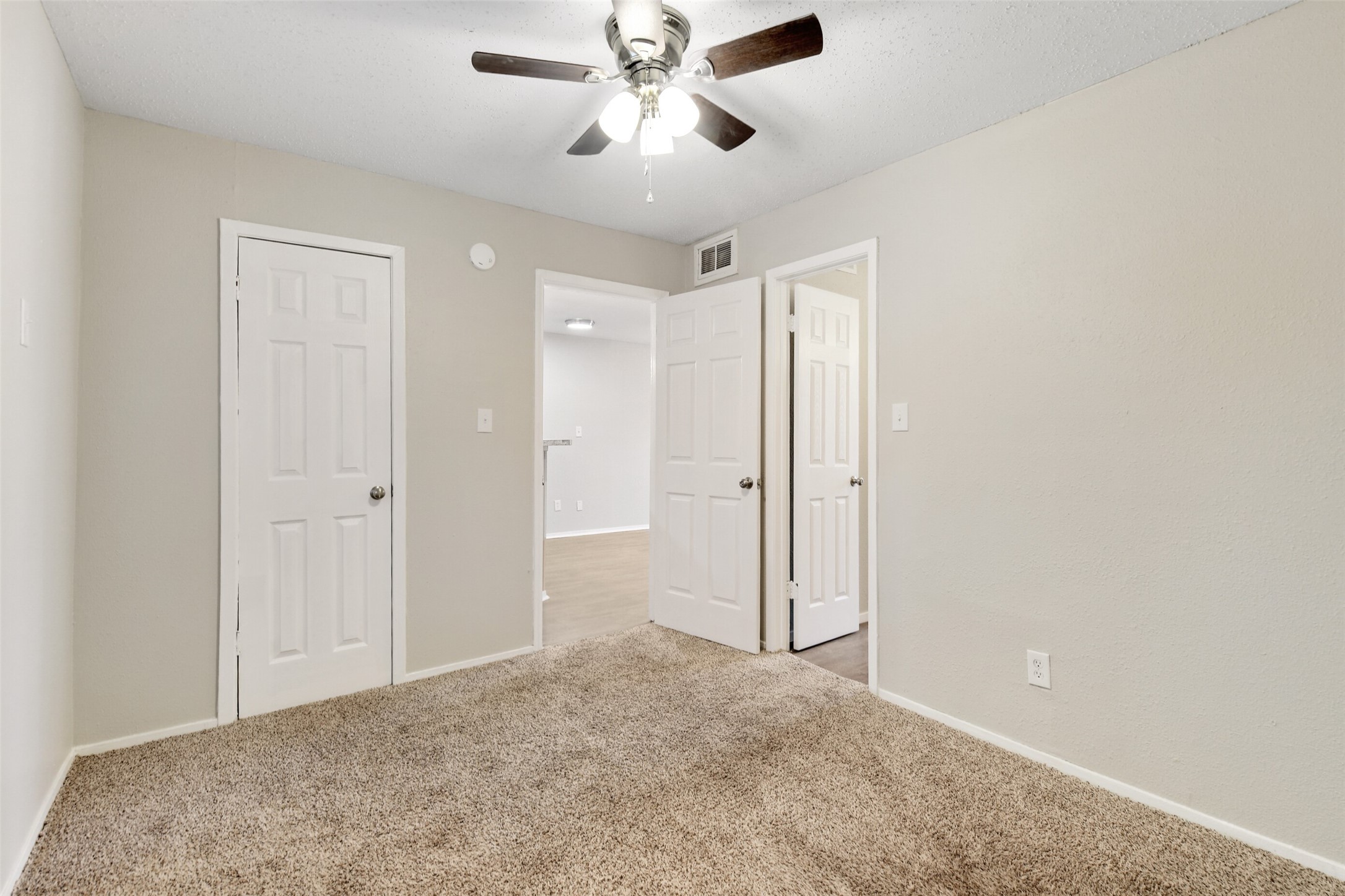 1512 Broadmoor Drive B Property Photo 5