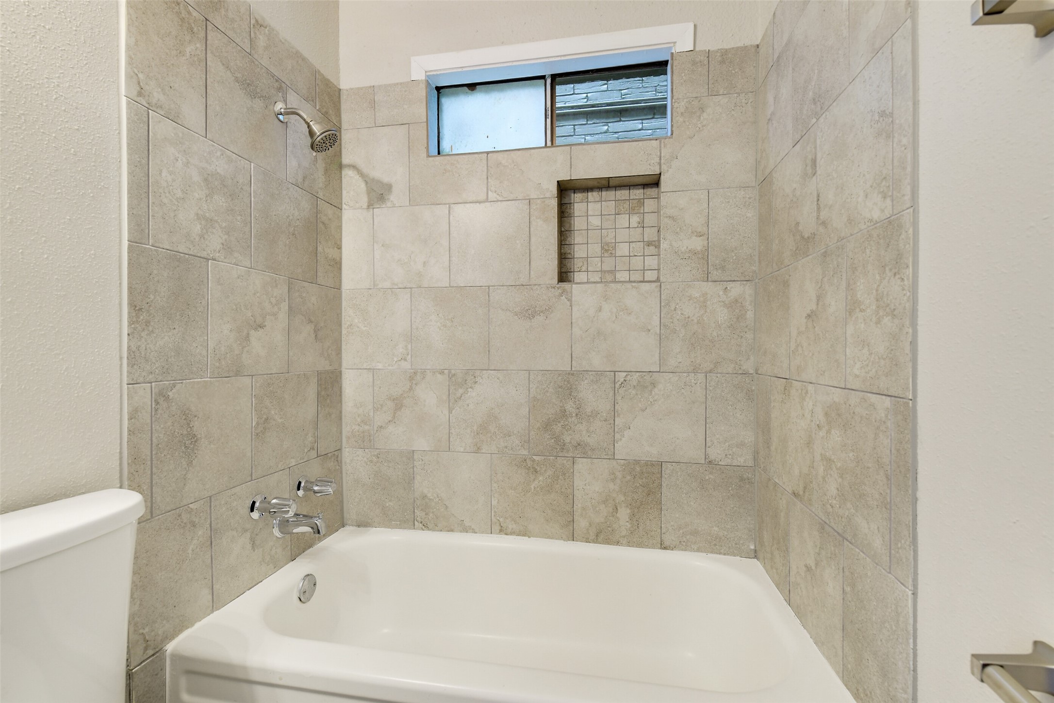 1512 Broadmoor Drive B Property Photo 10