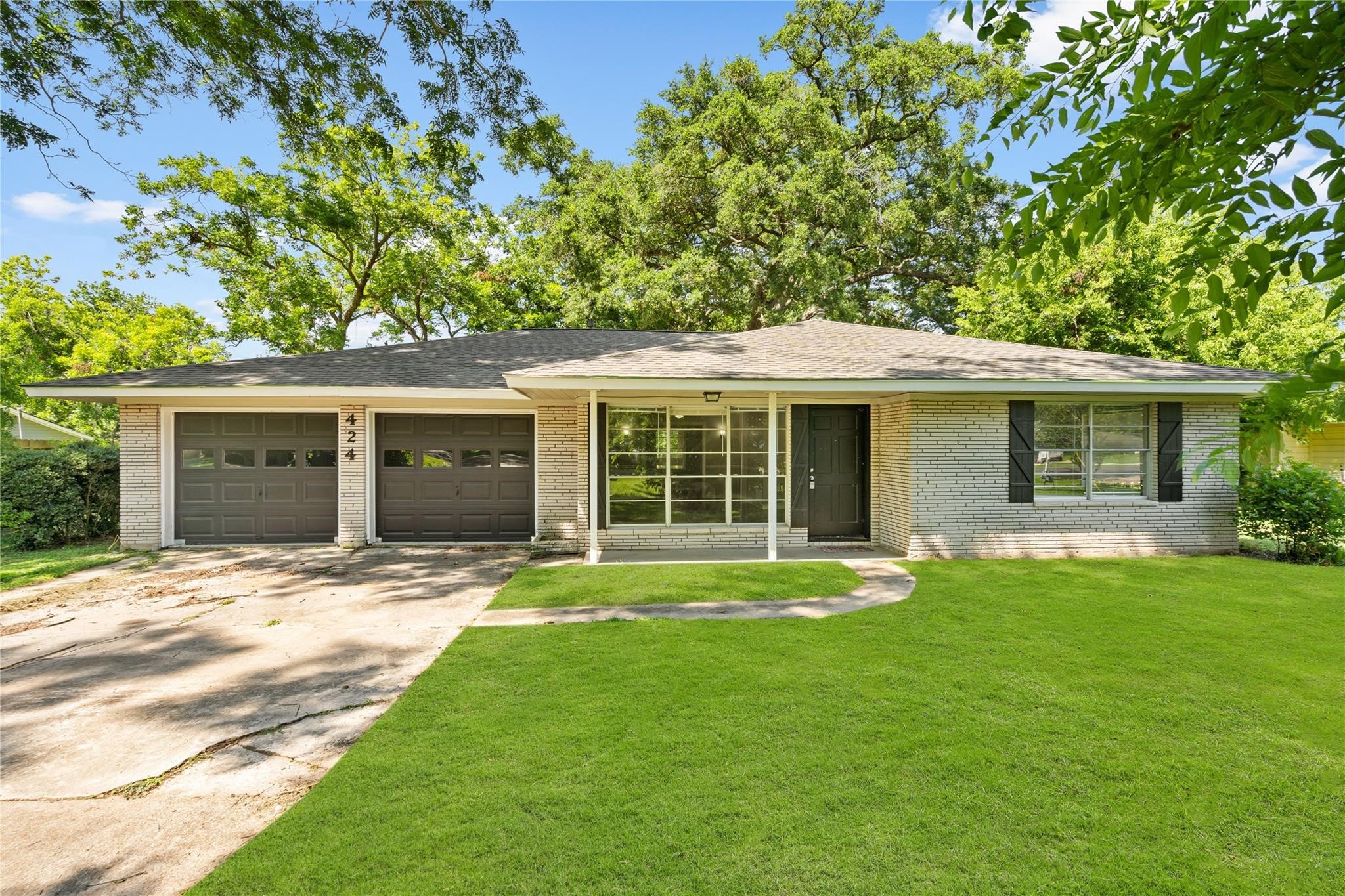 424 Southern Oaks Drive Property Photo 2