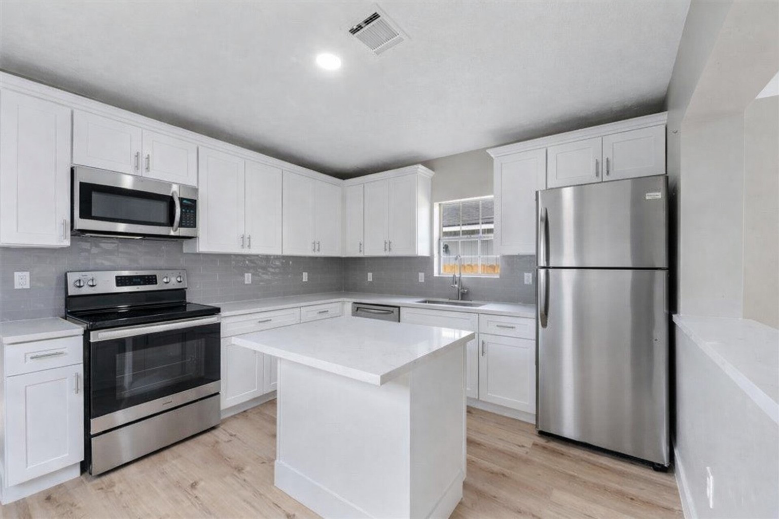 219 E James Street Property Photo 1