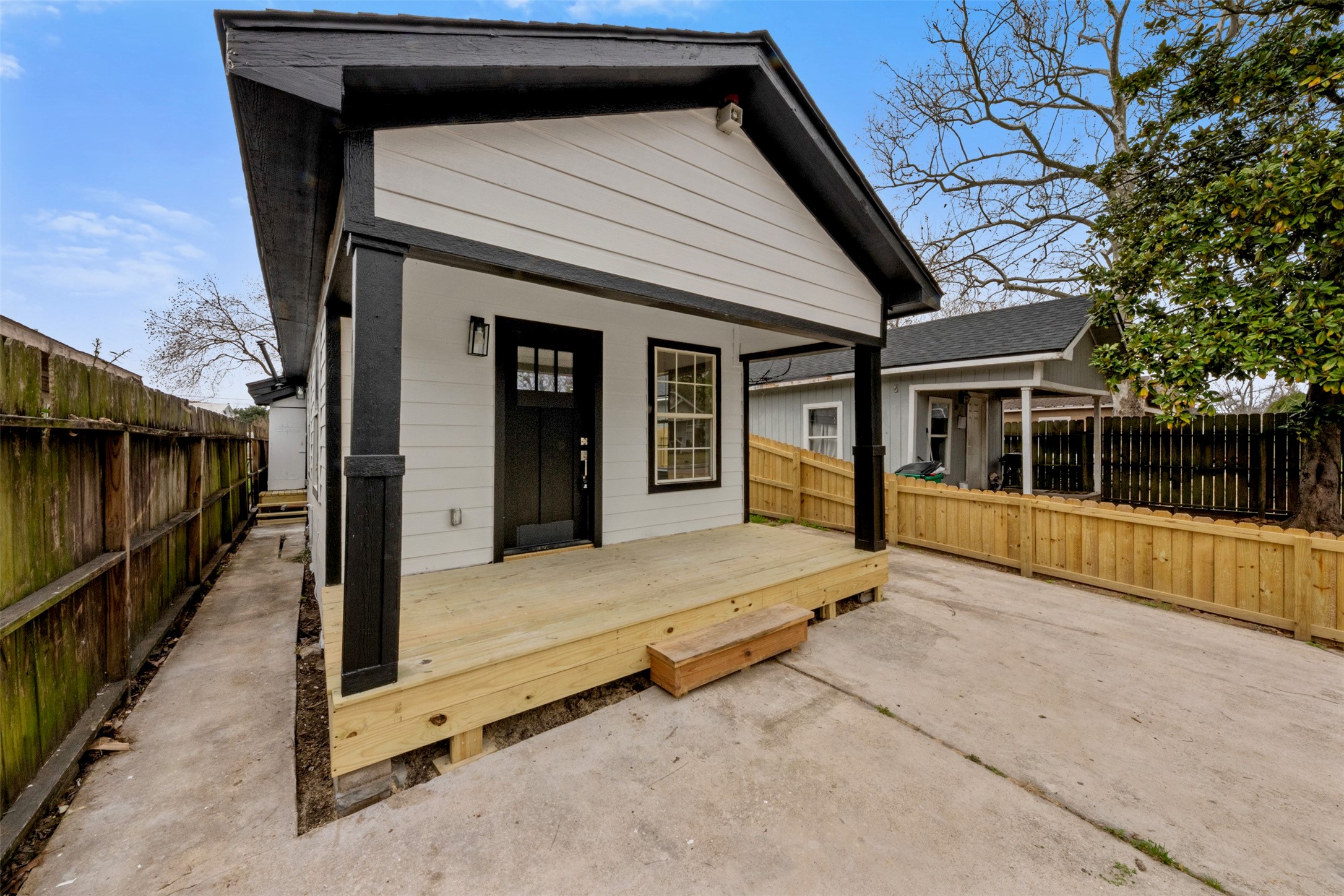 219 E James Street Property Photo 2