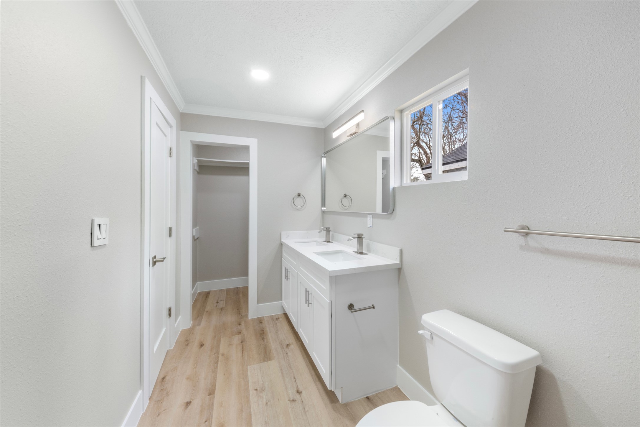 219 E James Street Property Photo 3