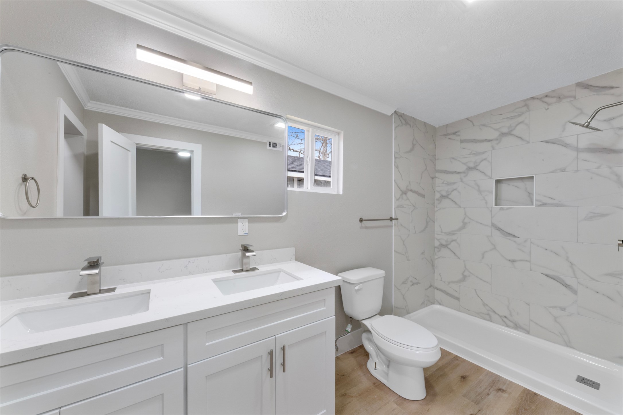 219 E James Street Property Photo 6