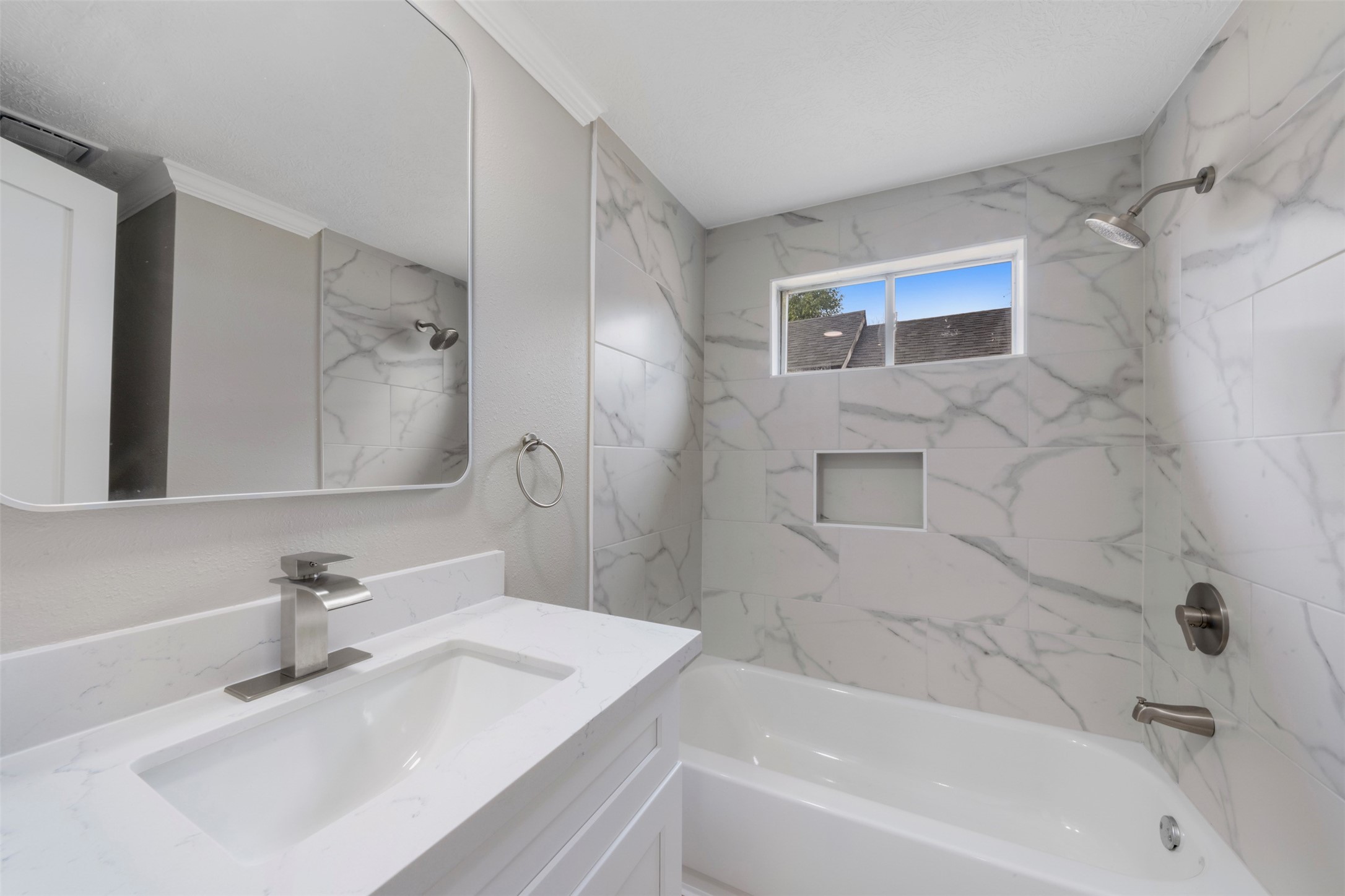 219 E James Street Property Photo 8