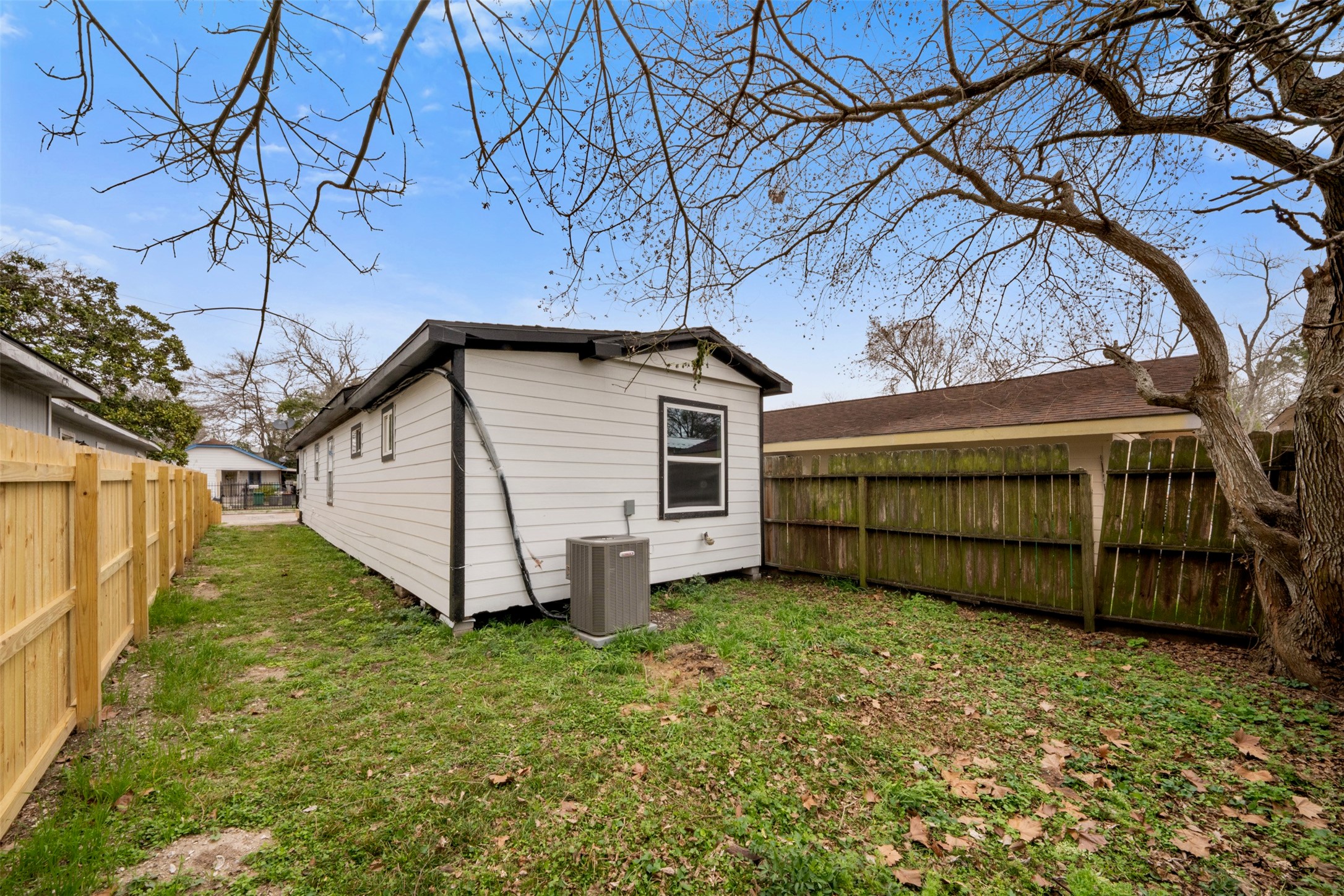 219 E James Street Property Photo 10