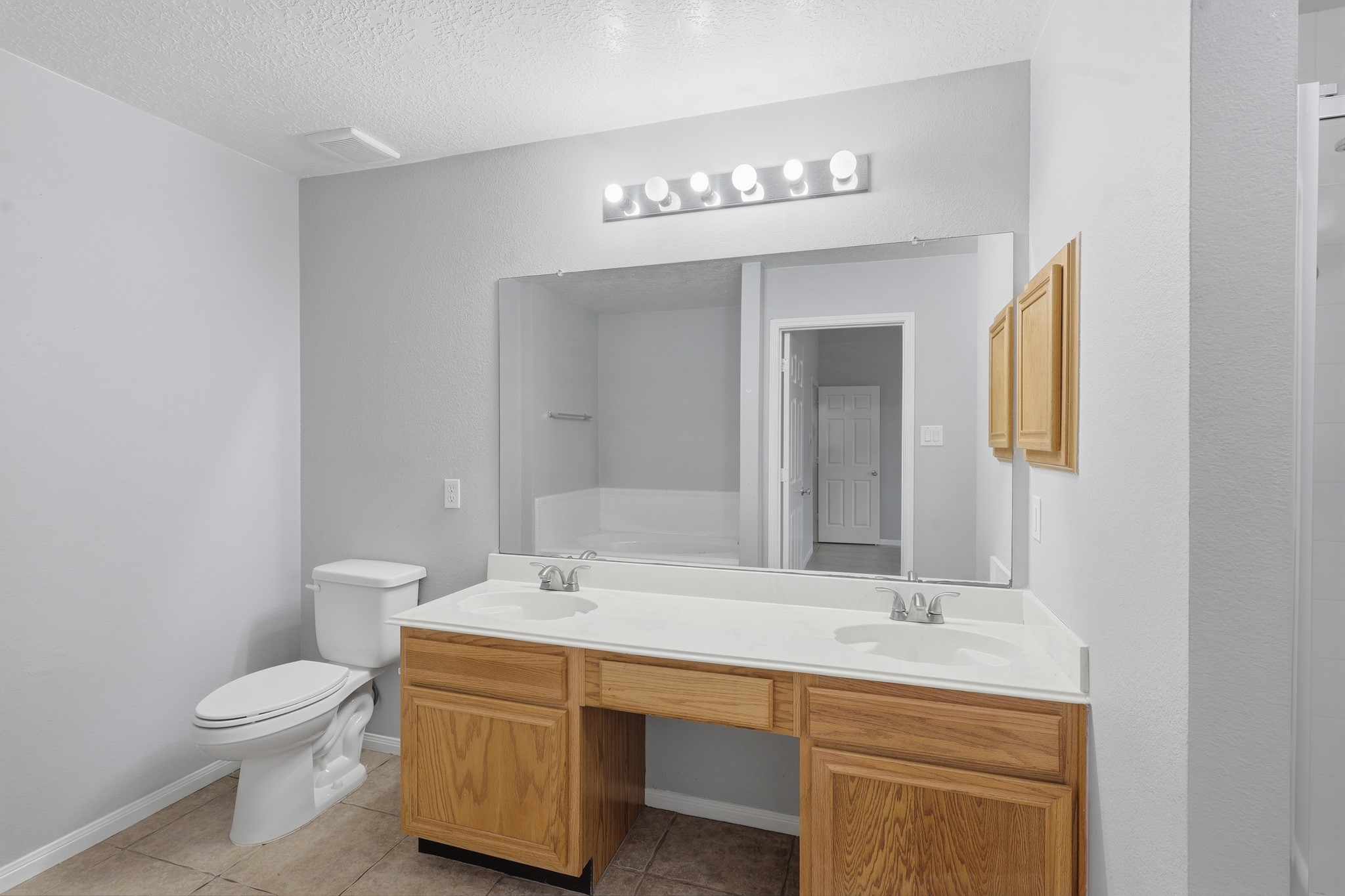 1242 Hunter Wood Drive Property Photo 16