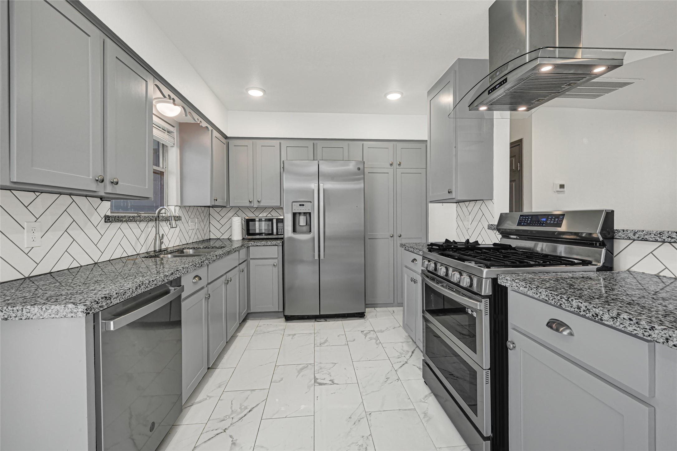 209 W 6th Street Property Photo 4