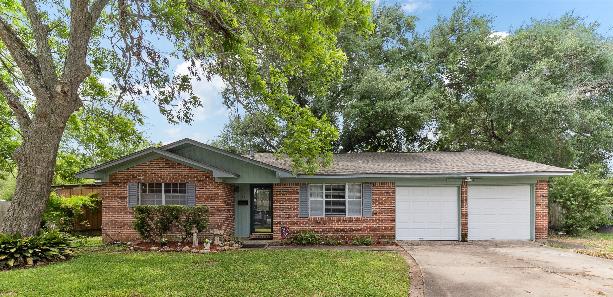 55 Pin Oak Court Property Photo 1