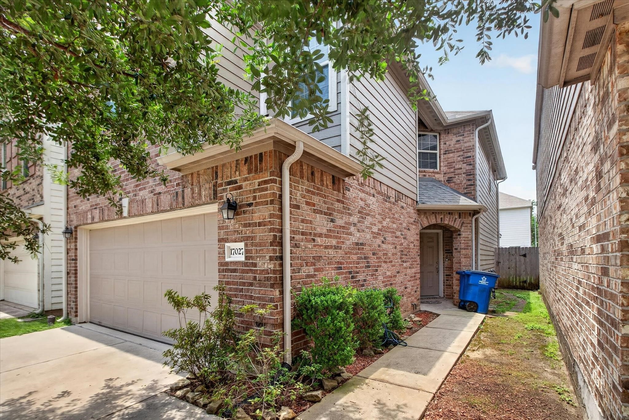 17027 Amarose Drive Property Photo 4