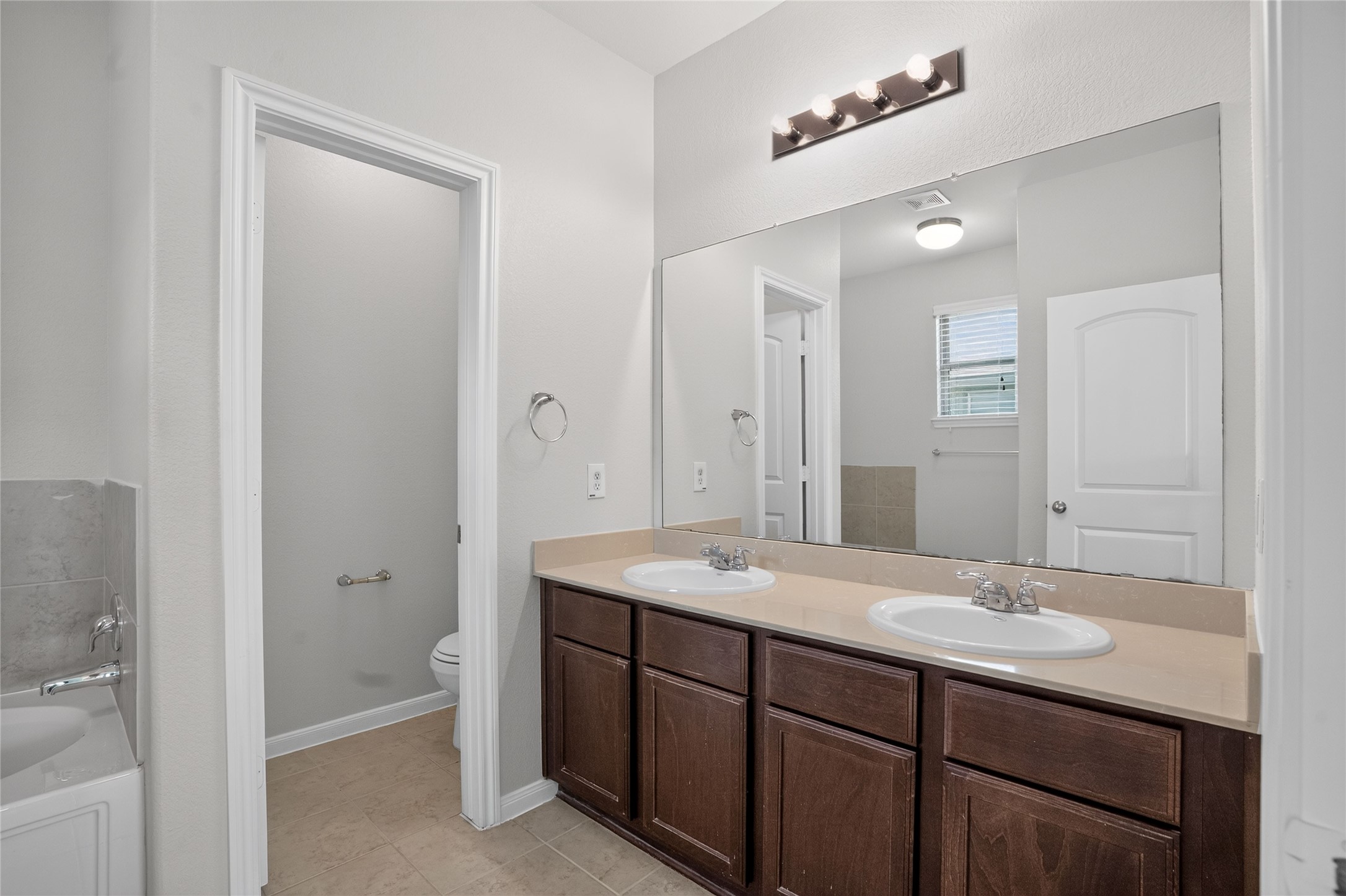 2411 Cactus Bend Drive Property Photo 9