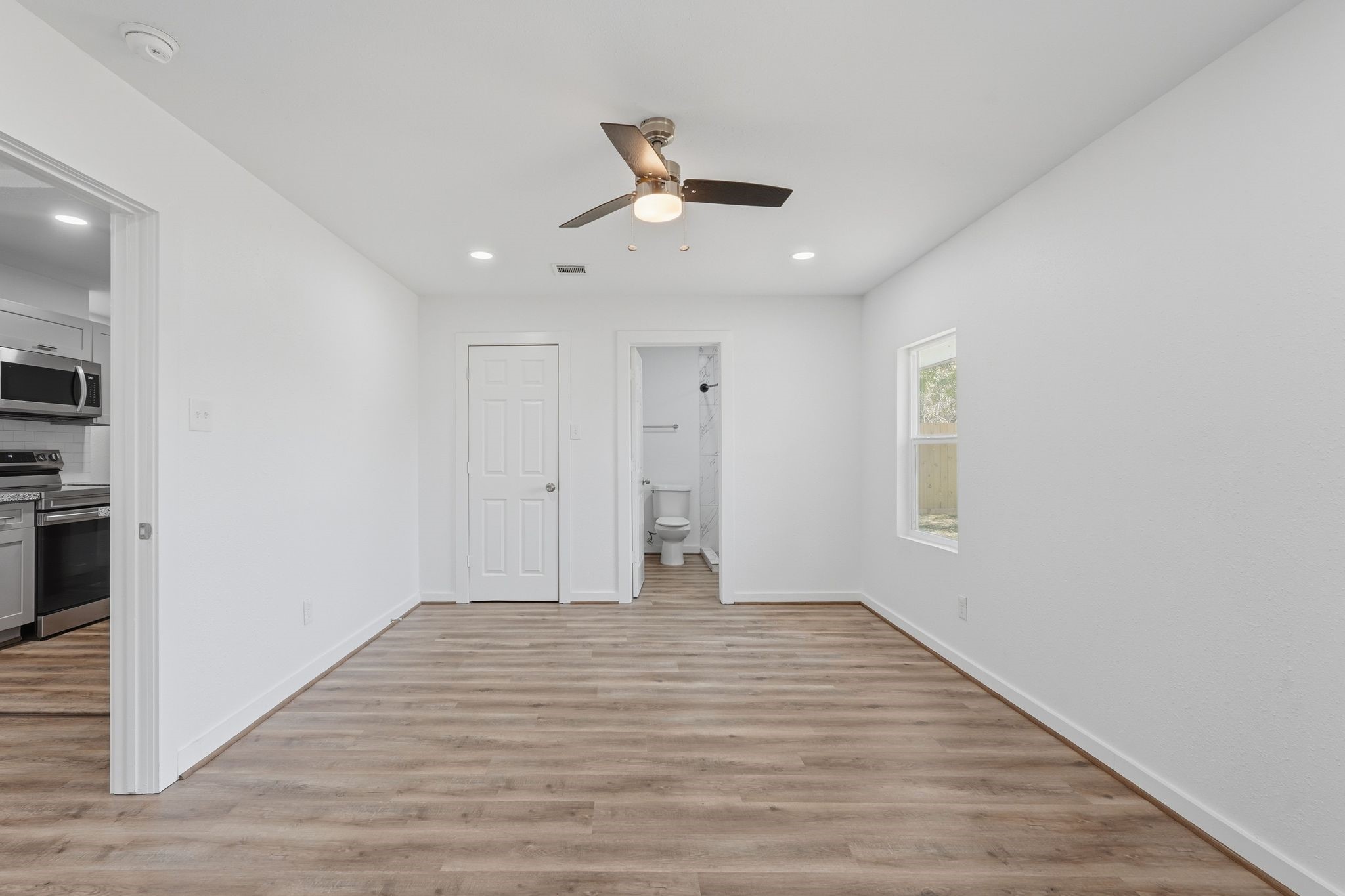 5962 Ridgeway Drive Property Photo 10