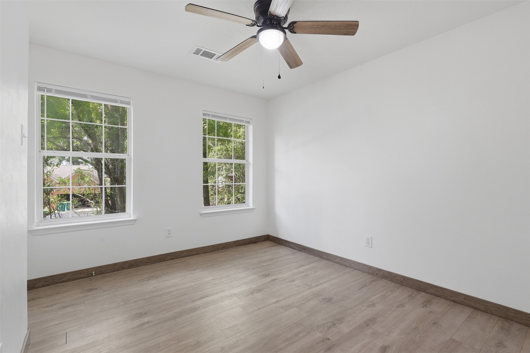 97 N Hollylaurel Circle Property Photo 35